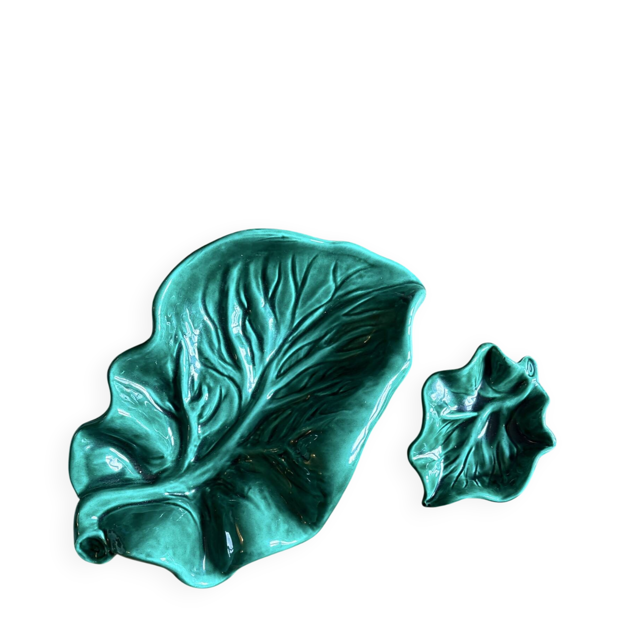 Set of 2 vintage leaf-shaped dishes in majolica.