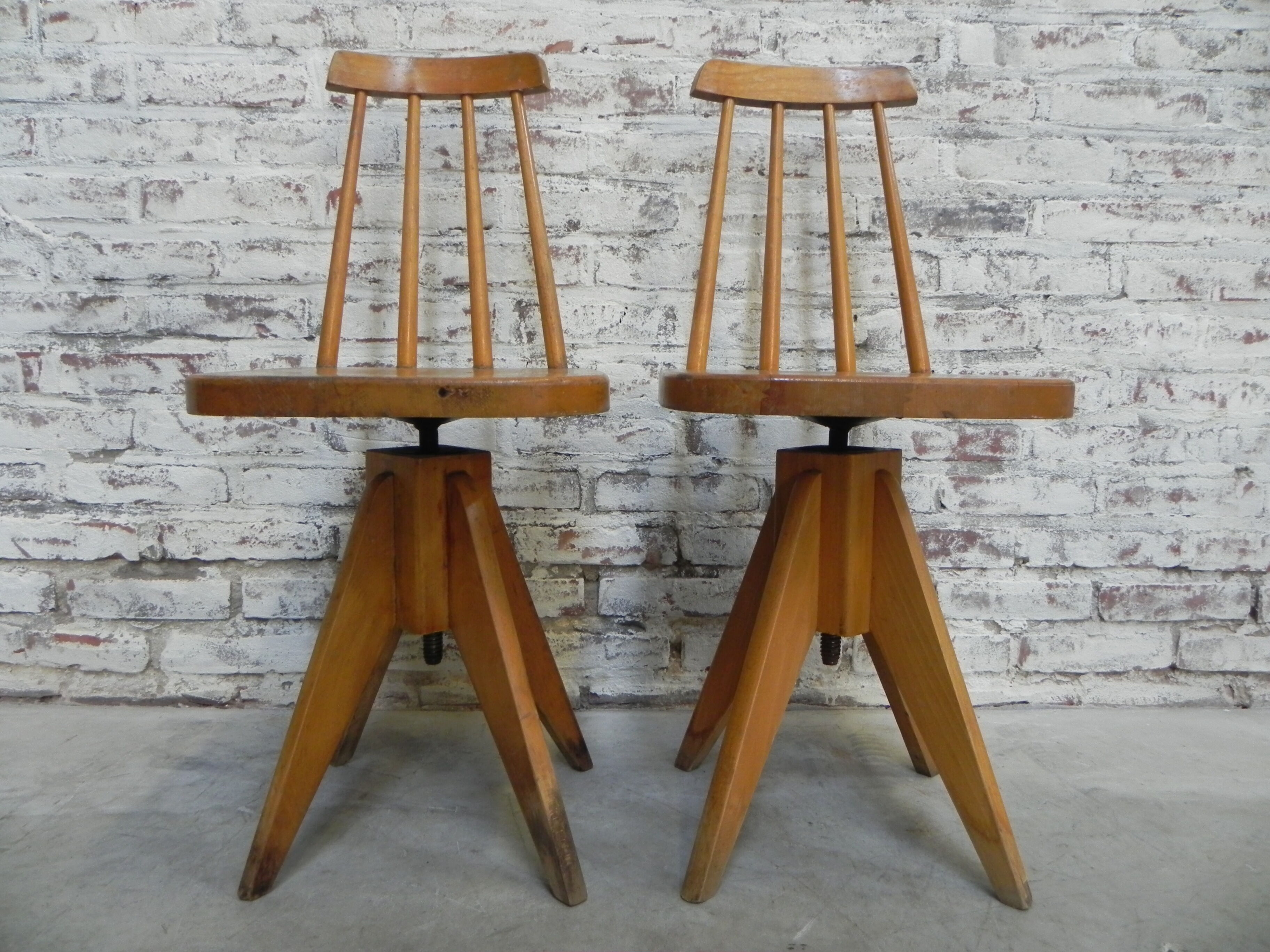 2 chaises en bois studio
