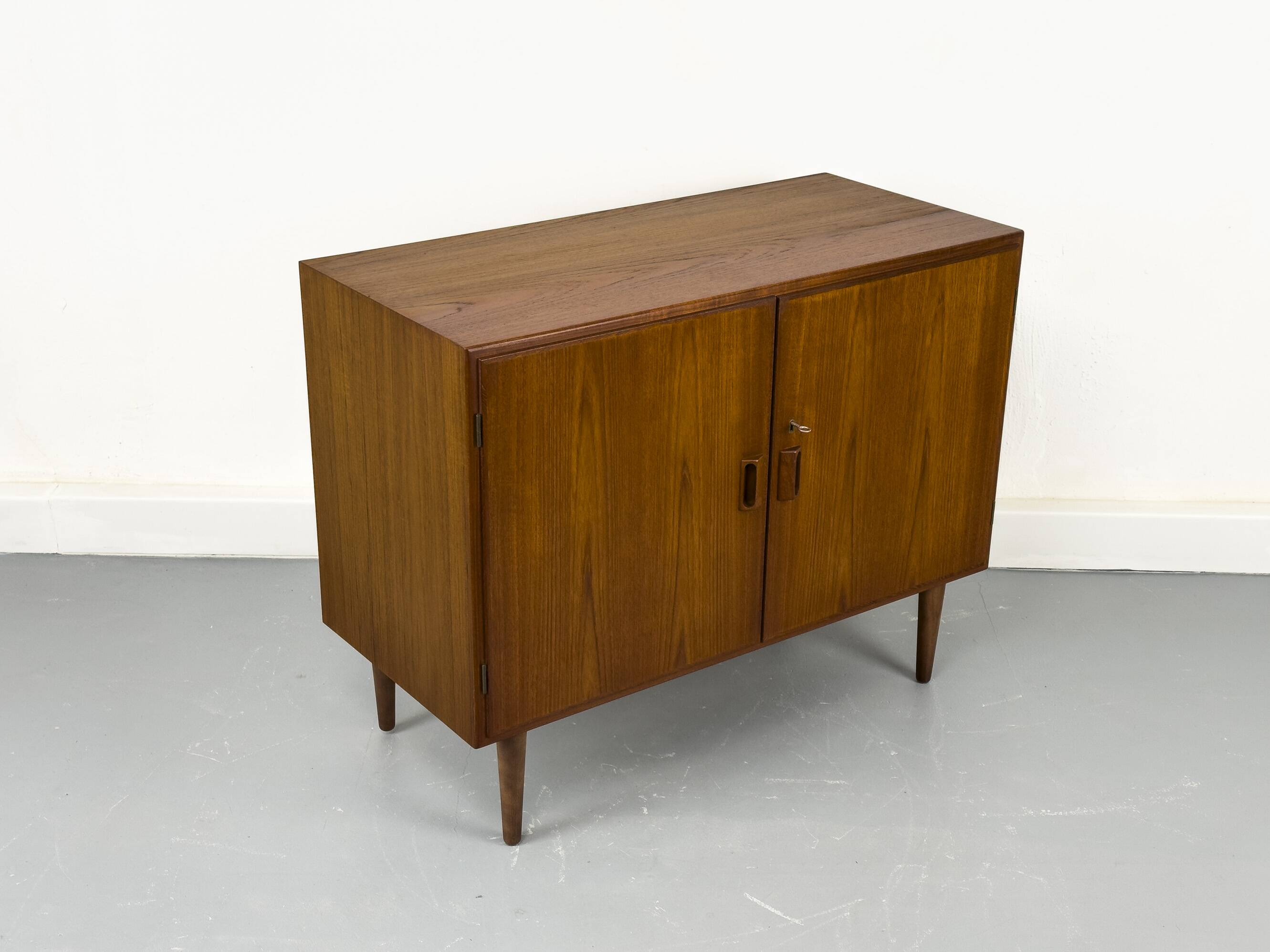 Buffet danois en teck par Børge Mogensen pour Søborg Møbelfabrik, années 1960.