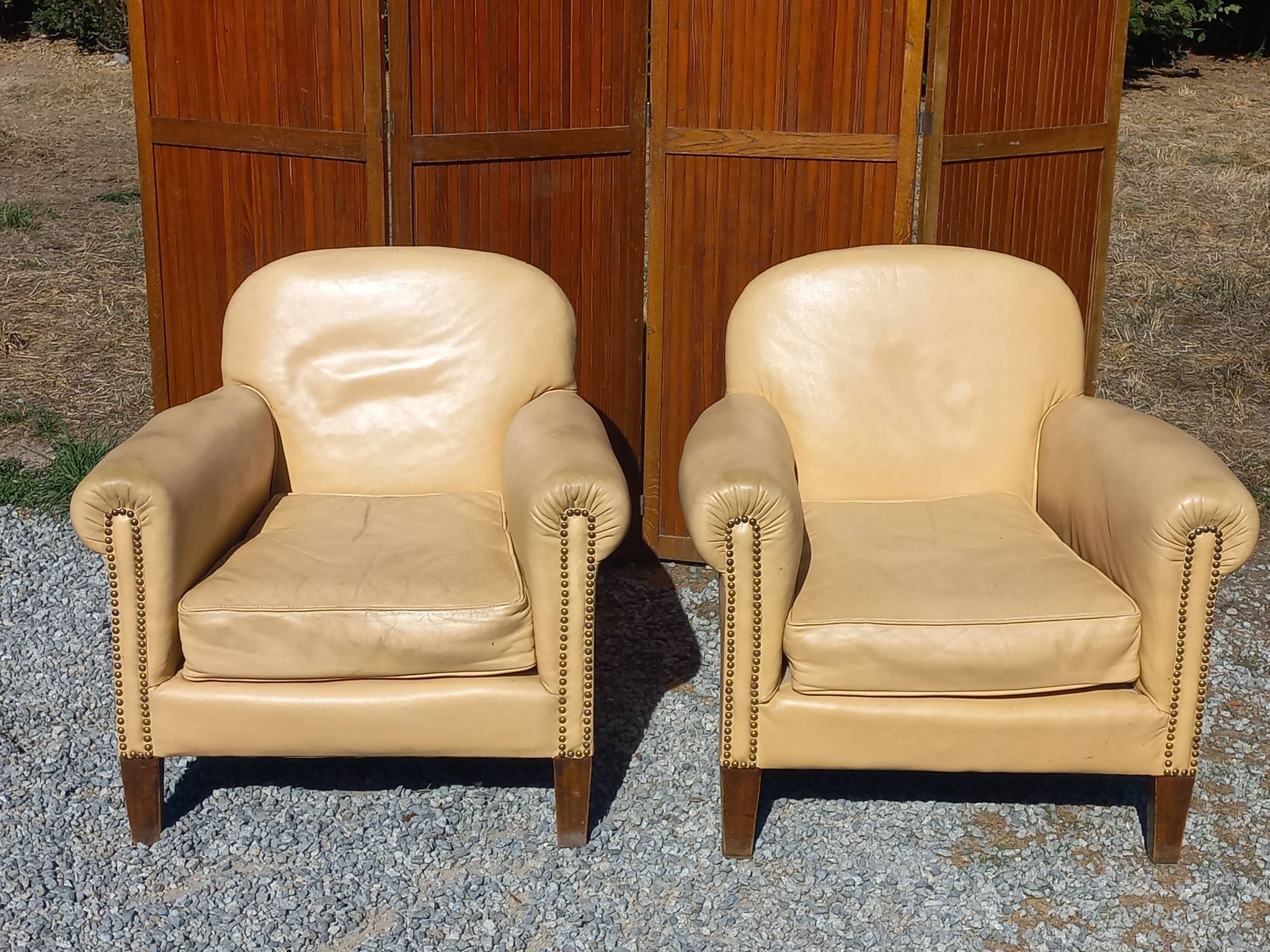 Pair of 1930s club armchairs in ivory leather.