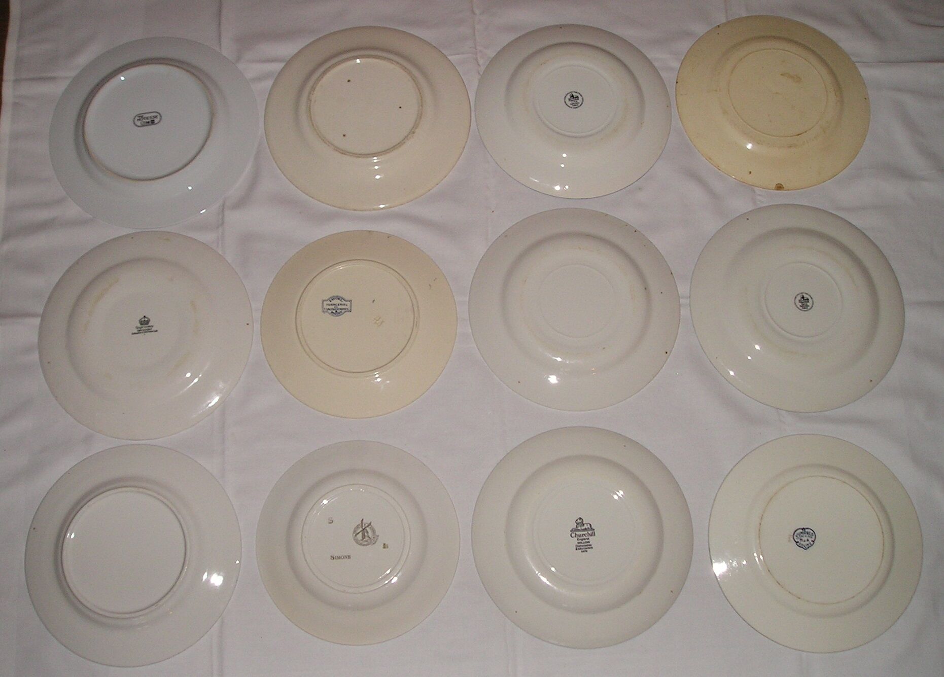 Lot de 12 assiettes plates différentes