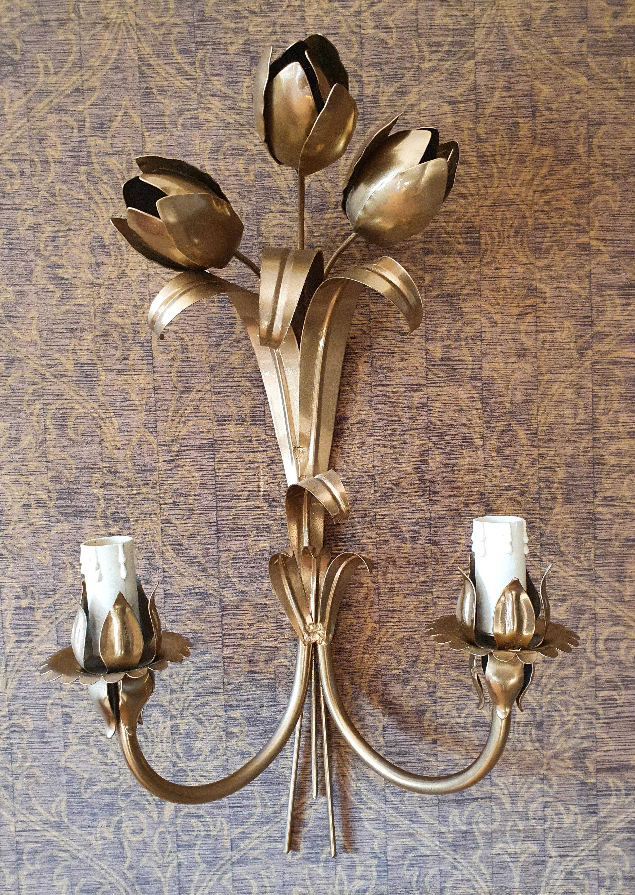 Gold sconces with floral decoration