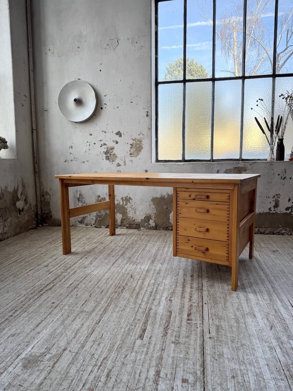 Bureau pin suédois style aperldoon 1970