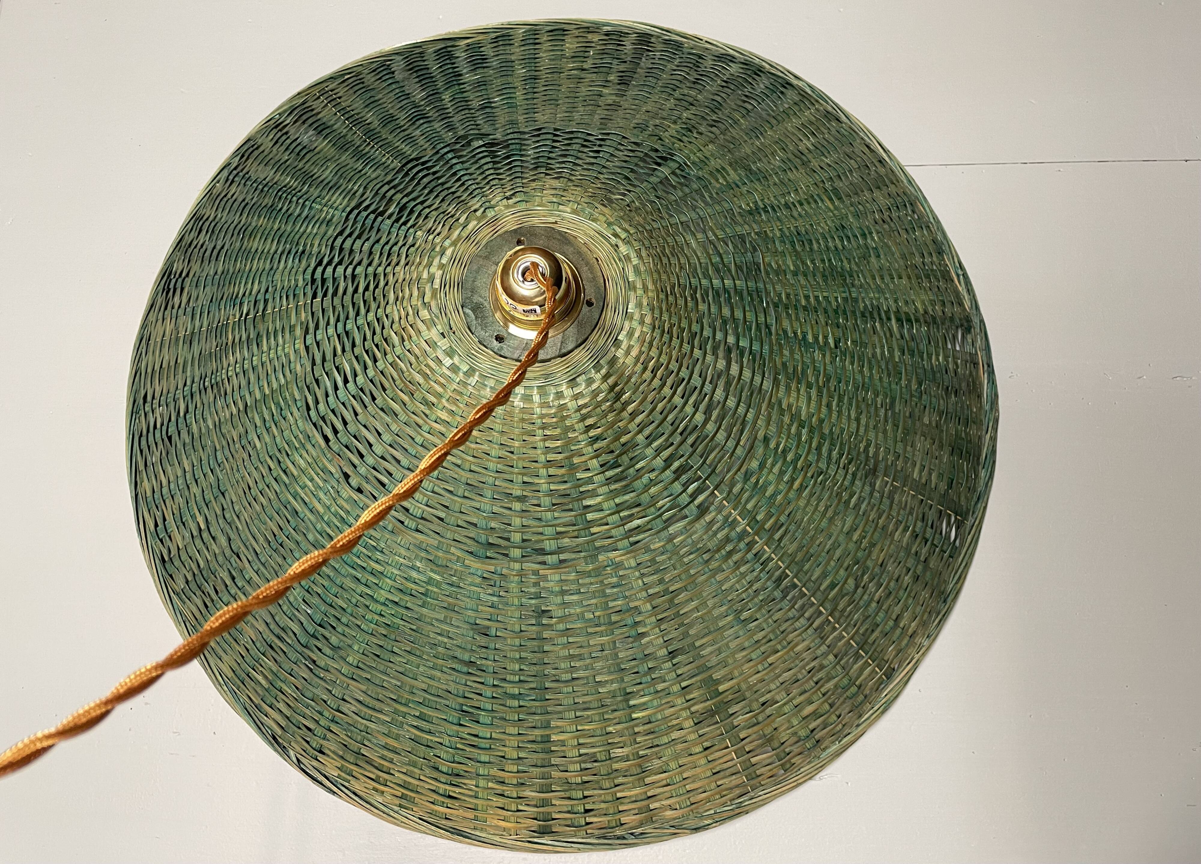 Suspension in green braided rattan