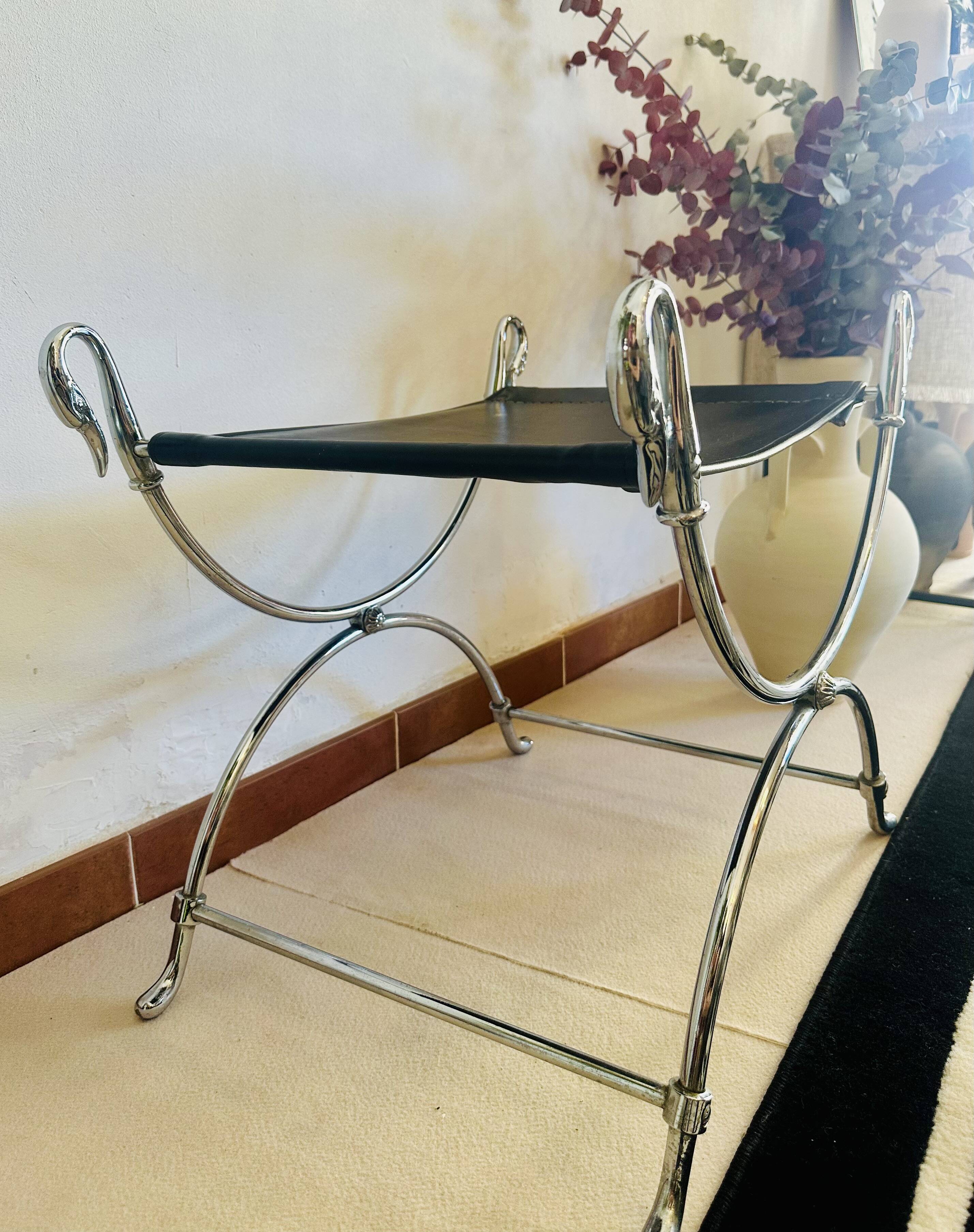Tabouret Curule Style Maison Jansen en Acier Chromé et Cuir Noir
