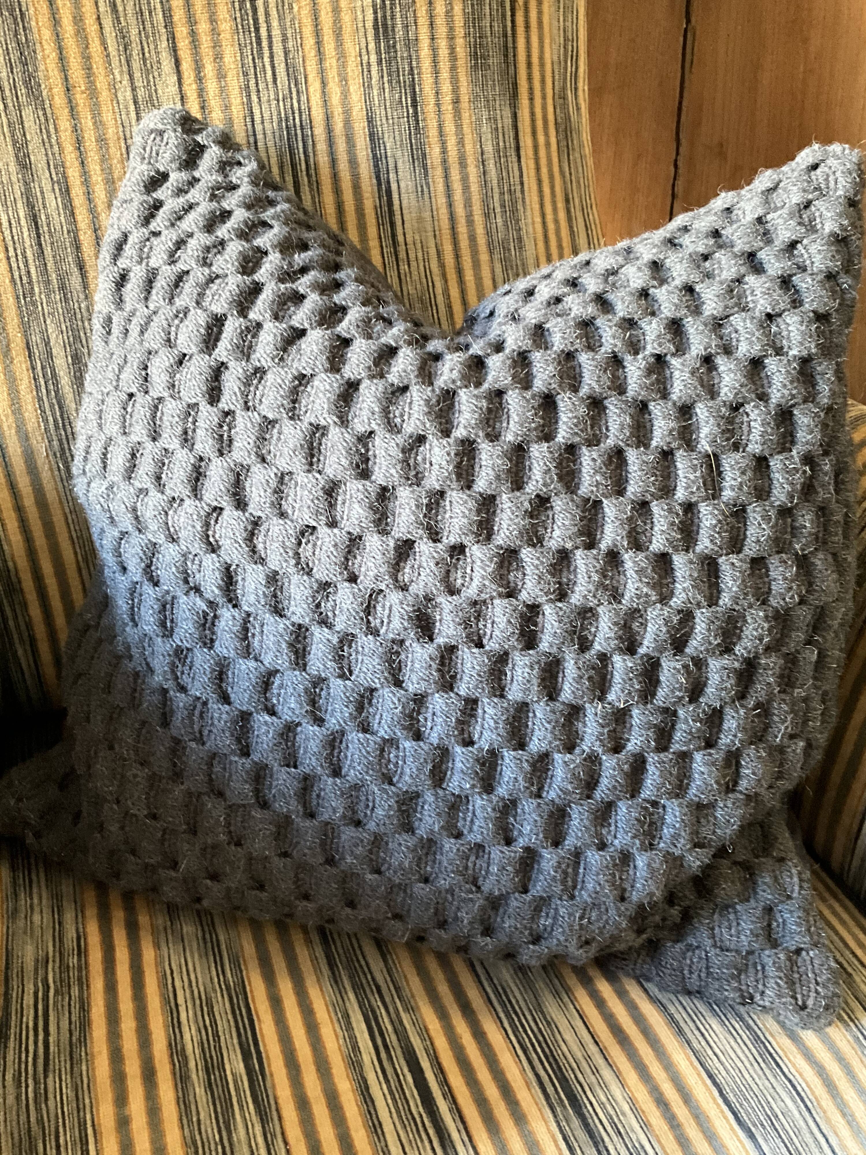 Une paire de fauteuils en velours.