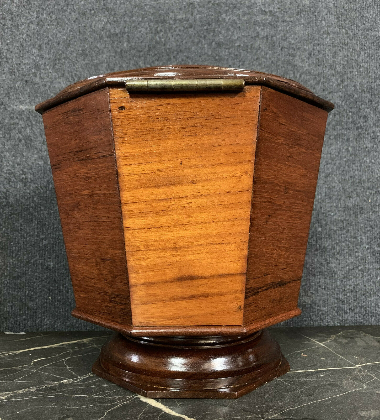 Asia 19th: Rare precious wooden tea box and stamped marquetry