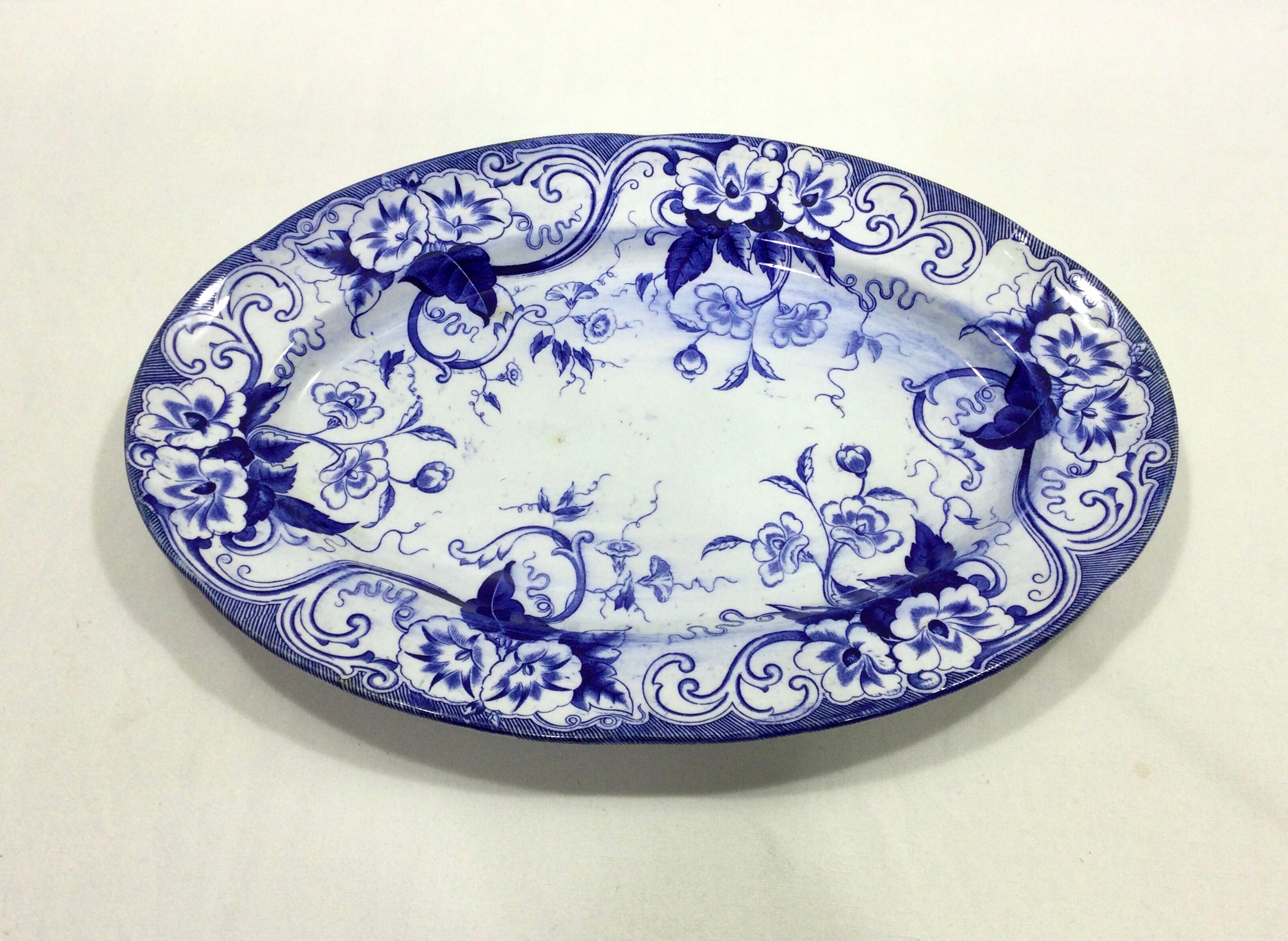Creil and Montereau - Oval flat in faience model Flora