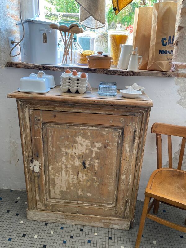 Buffet en pin décapé une porte