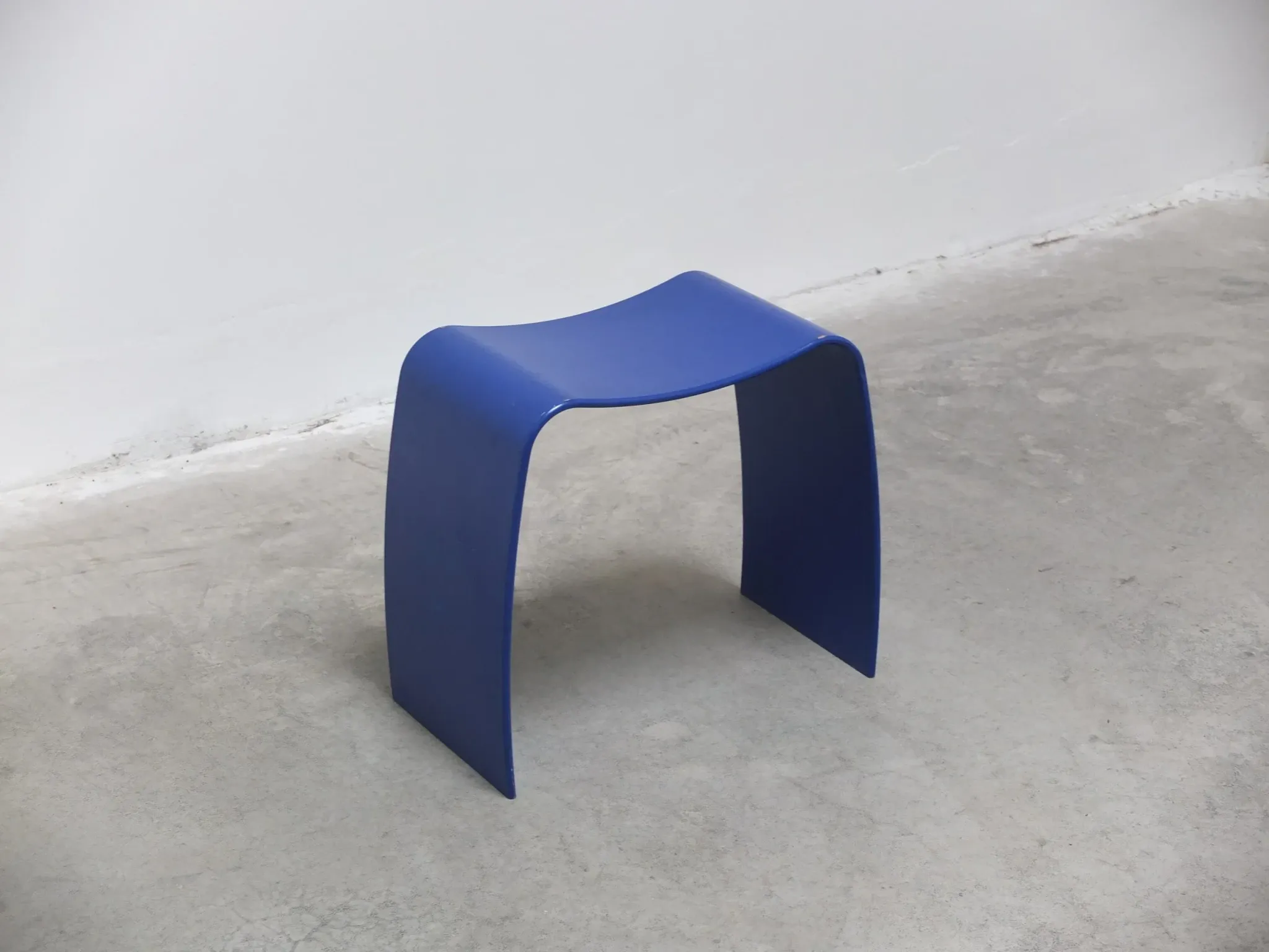 Tabouret bleu 'M' par Jørgen Møller pour Askman, années 1990.