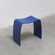 Tabouret bleu 'M' par Jørgen Møller pour Askman, années 1990.