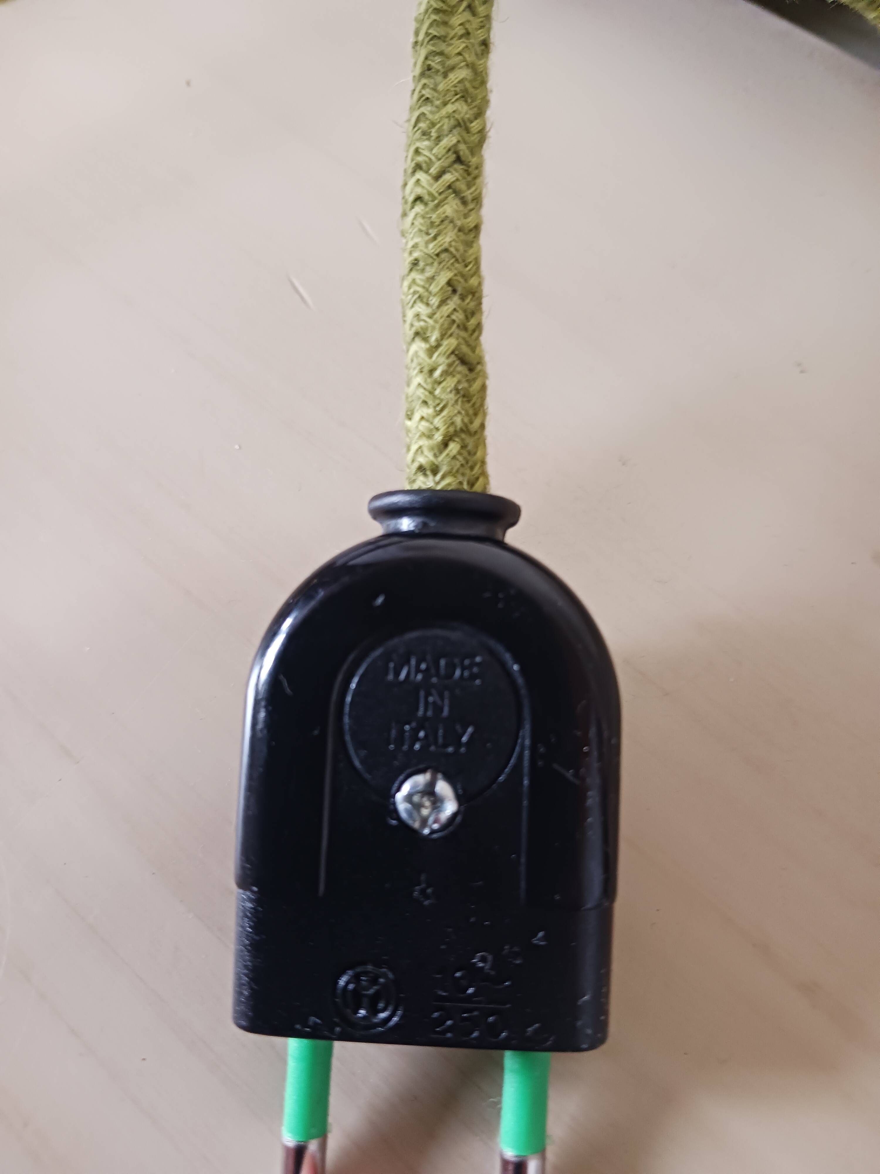 Lampe ancienne, de bureau , en opaline et laiton doré .
