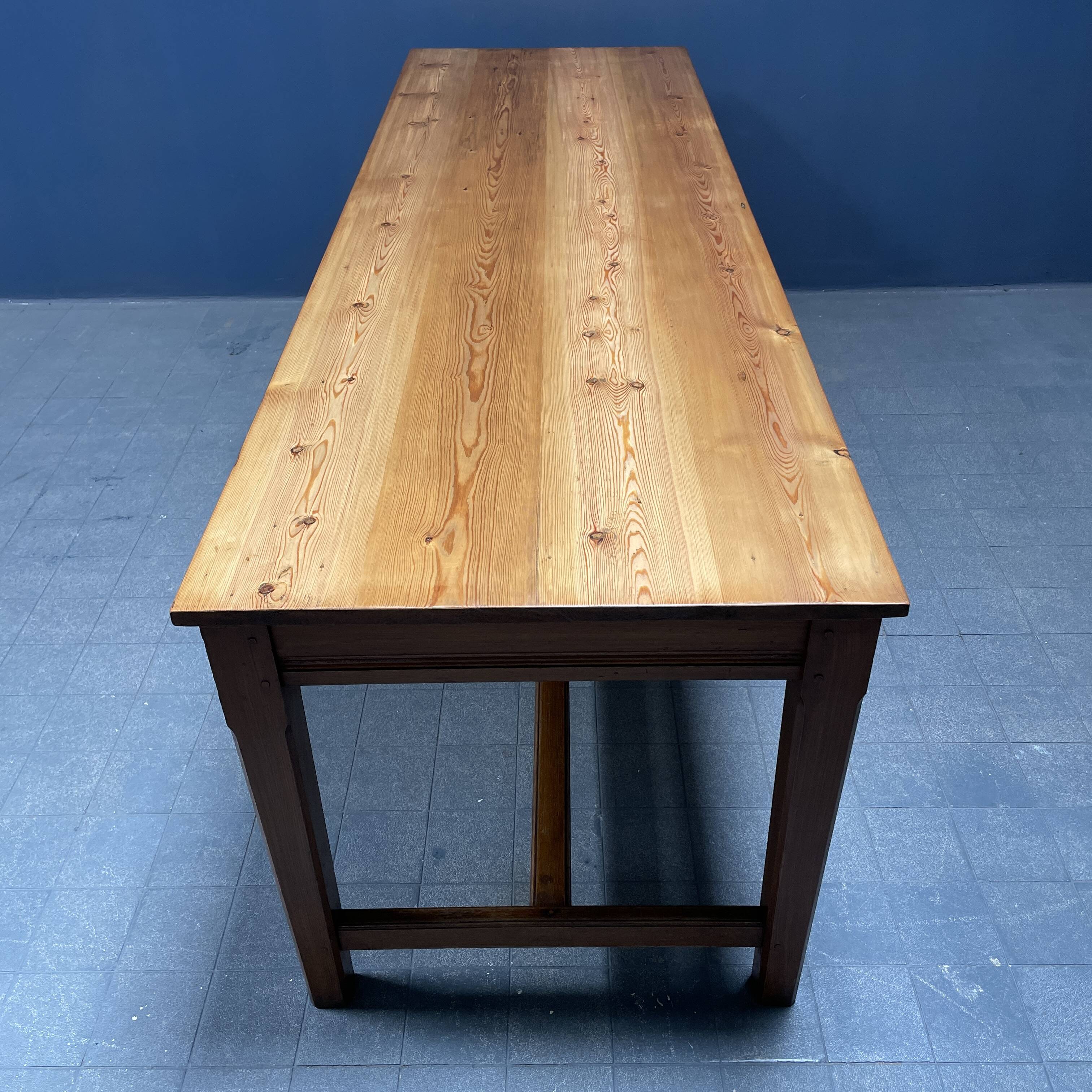 Grande table à draperie en bois antique