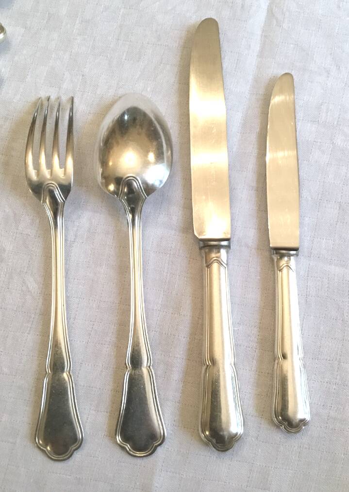 Maison Ercuis.ménagère en métal argenté de style Louis XV