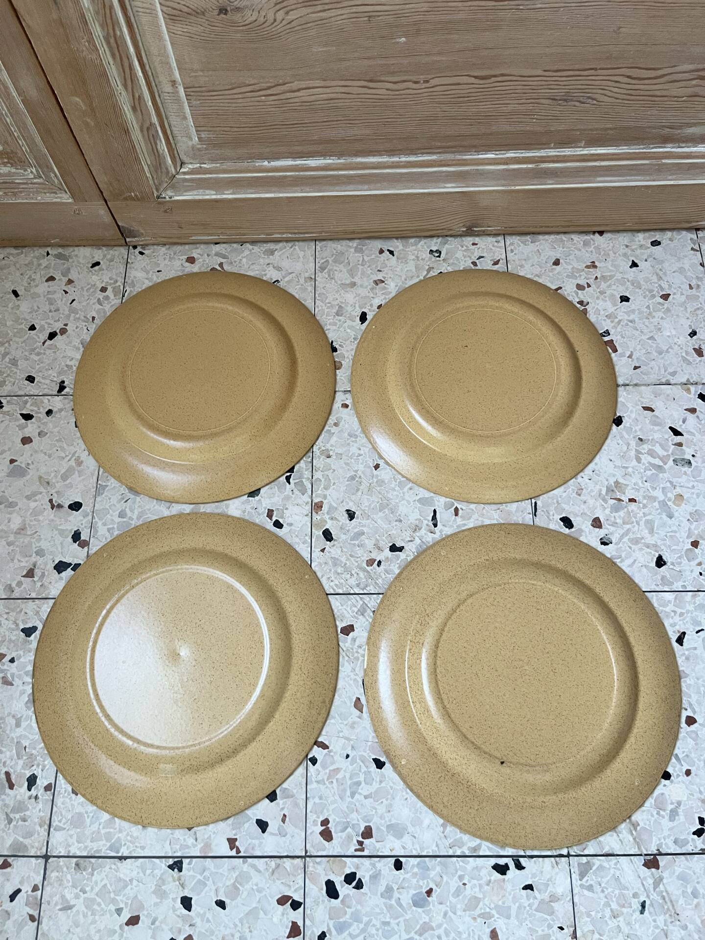 Série de 8 assiettes et 2 bols