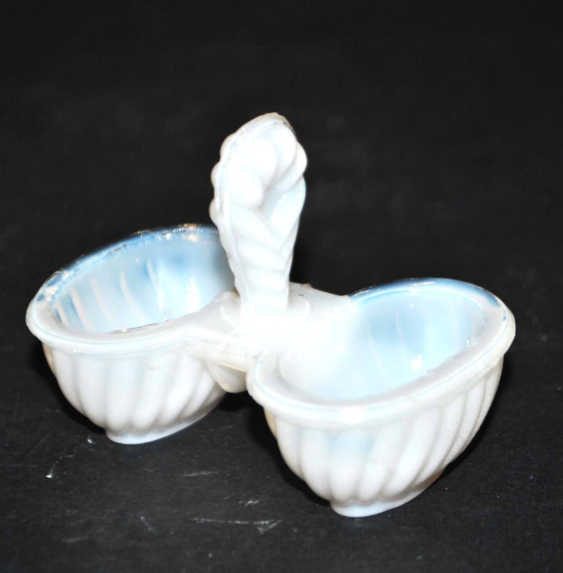 Miniature opaline salt shaker by portieux vallerystahl 1900-1920 toy 6.5cm