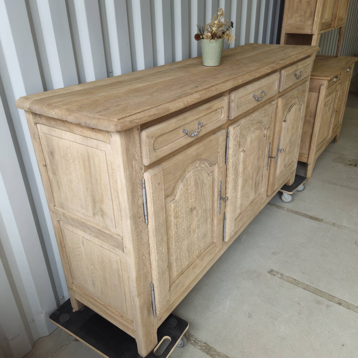 Beau buffet 3 portes chêne massif