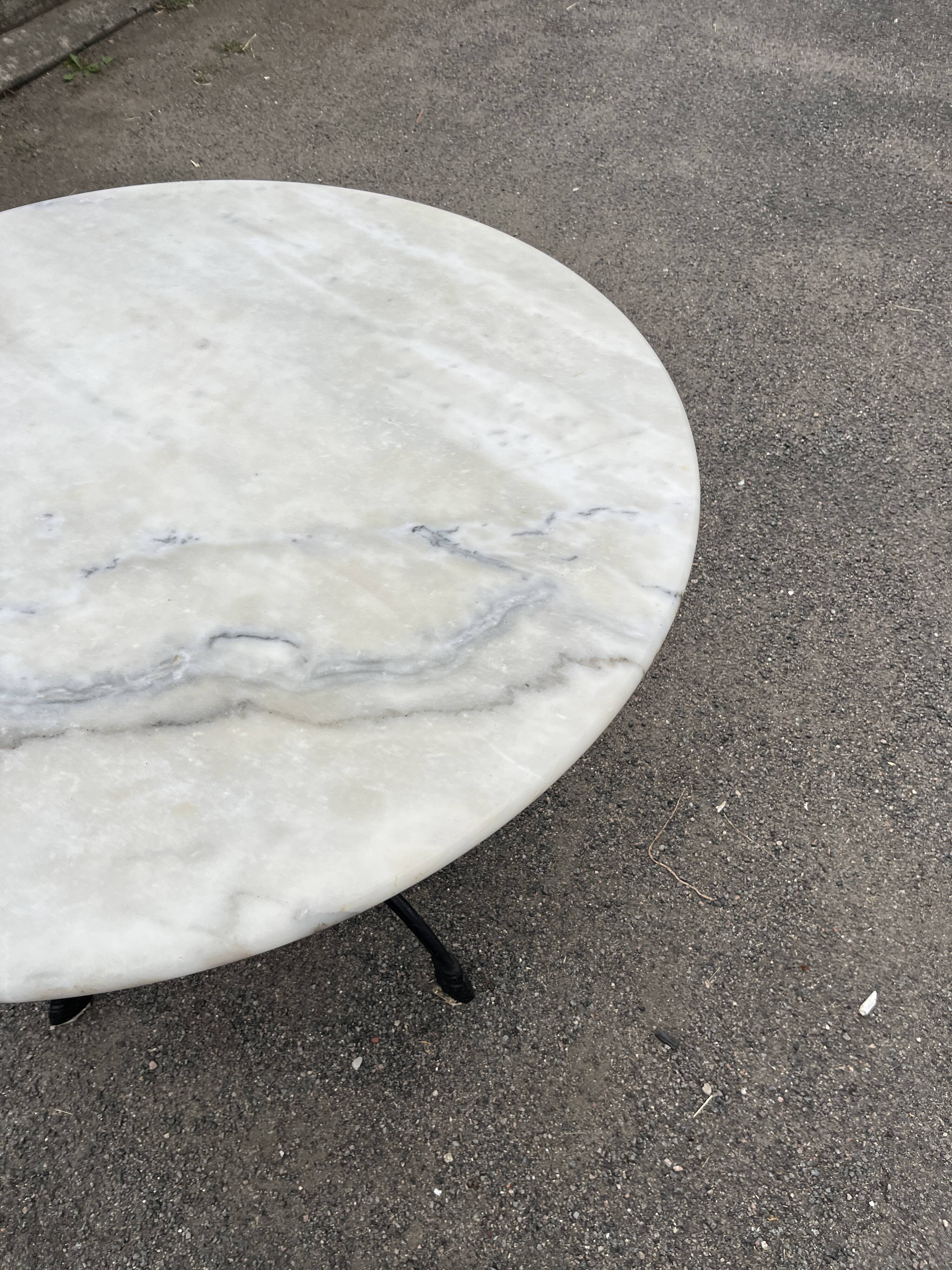 Table de bistrot ancienne - Plateau rond en marbre et piétement tripode