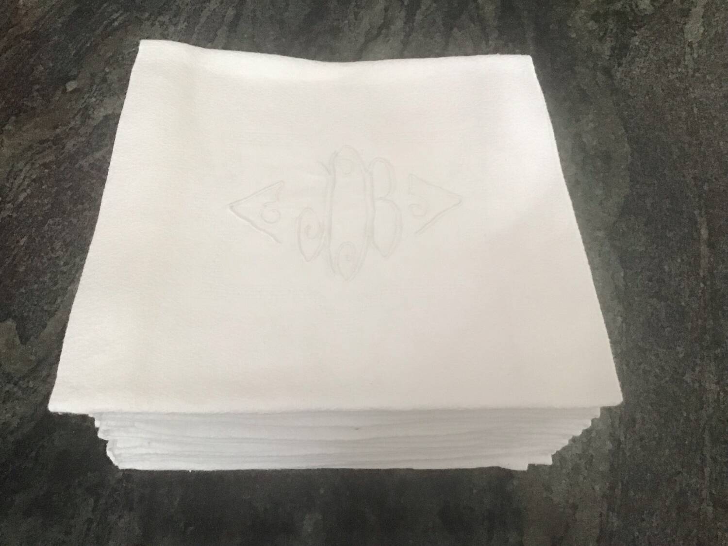 12 Serviettes en damassé blanc au monogramme JB