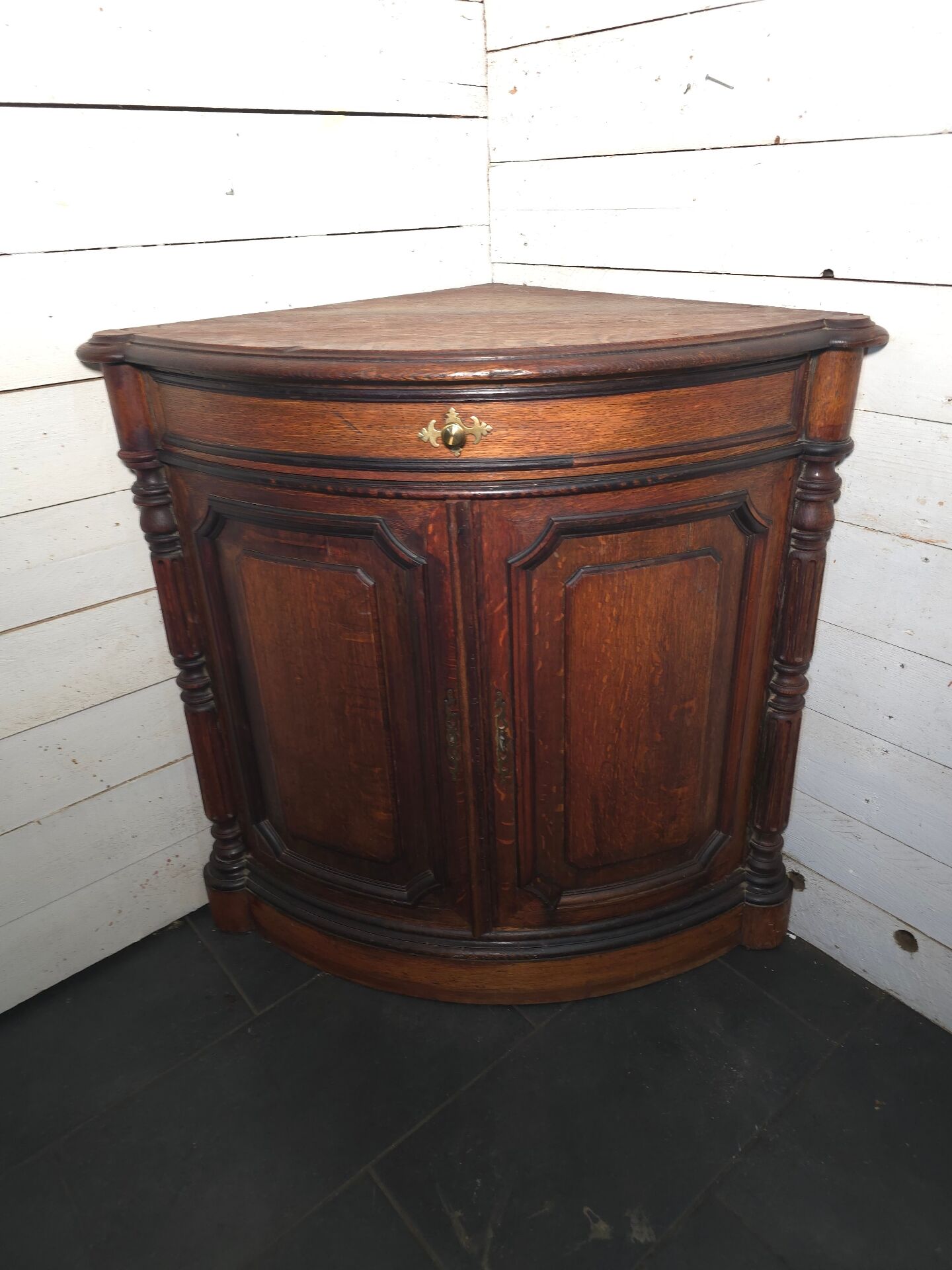 Buffet encoignure en chêne