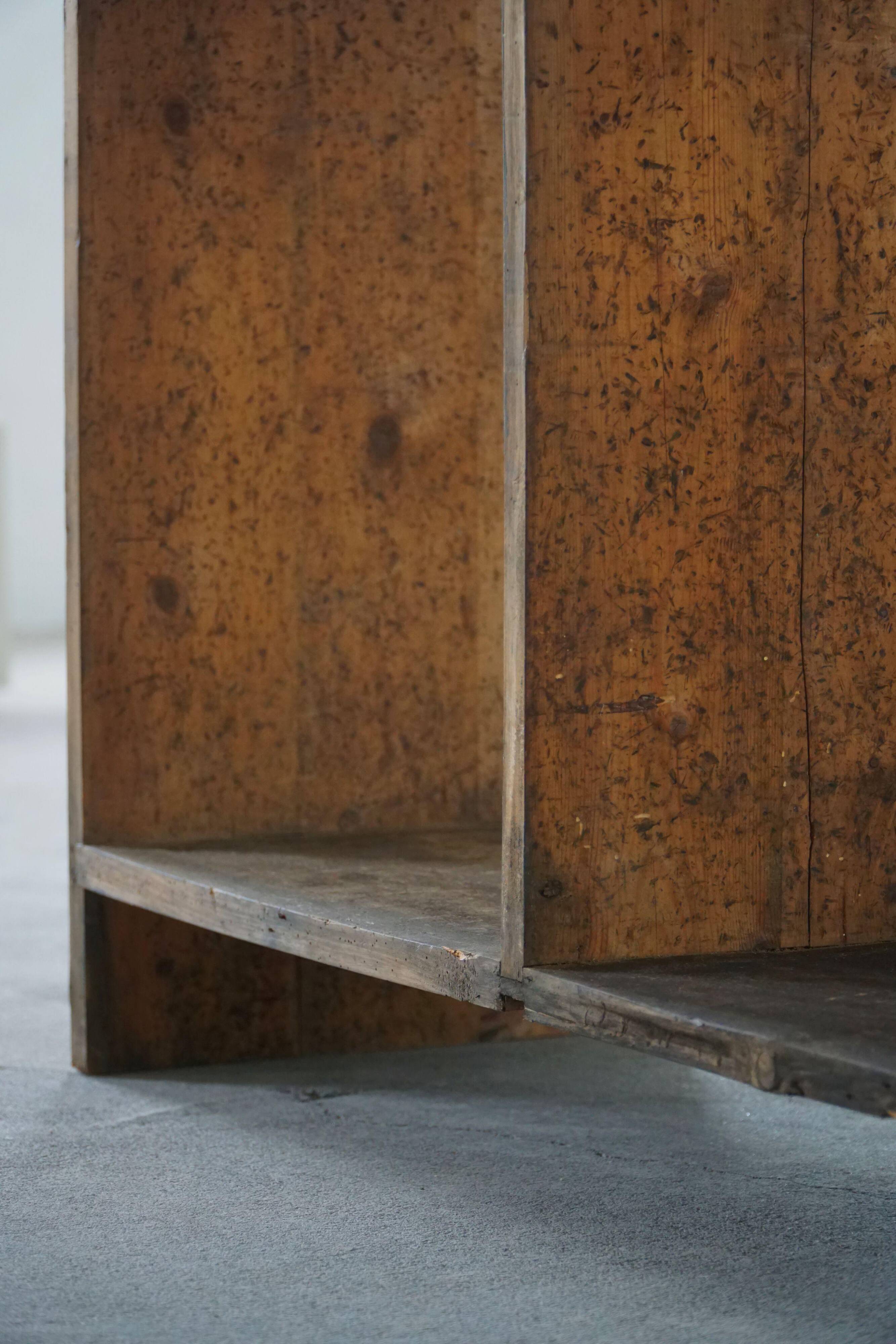 Primitive French shelf from the early 20th century in patinated oak, Wabi Sabi, 1920s.