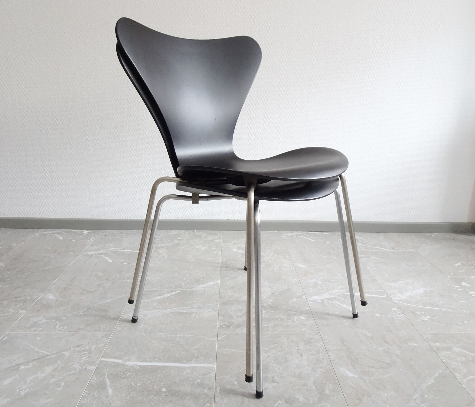 Chairs set by Arne Jacobsen for Fritz Hansen in black matt 60