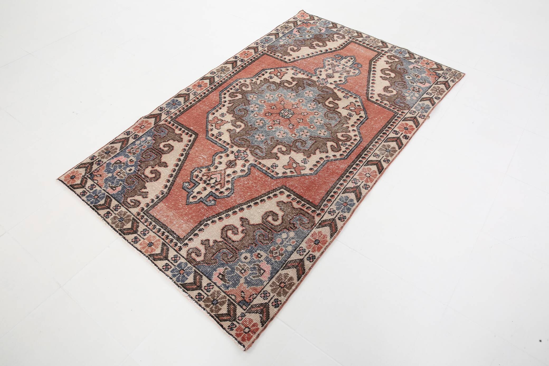 Tapis oriental vintage en laine, médaillon géométrique corail et bleu