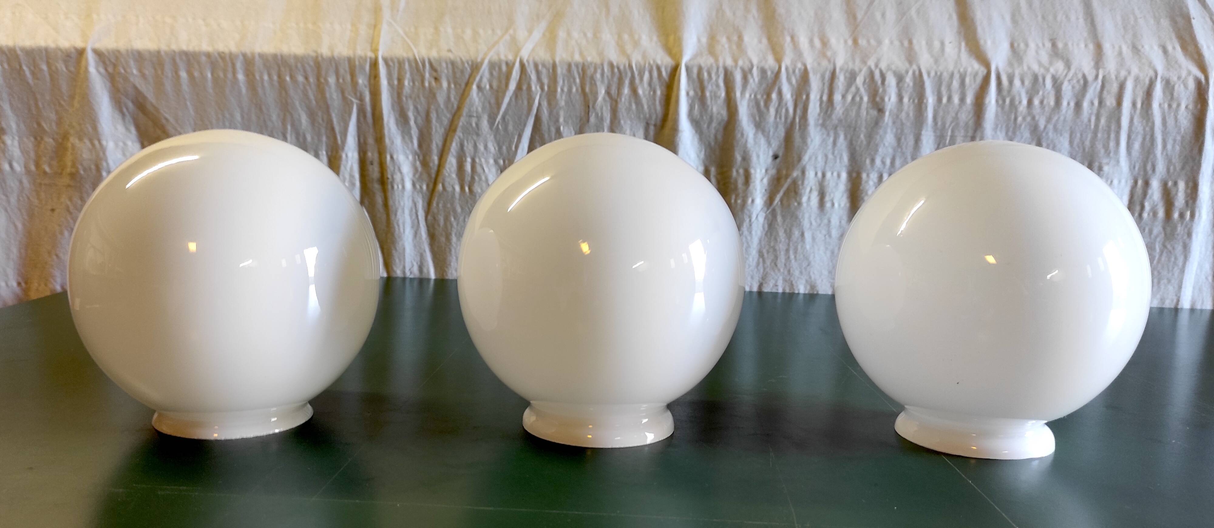 Abat-jour globe opaline diam. 15 cm - mid. XXème