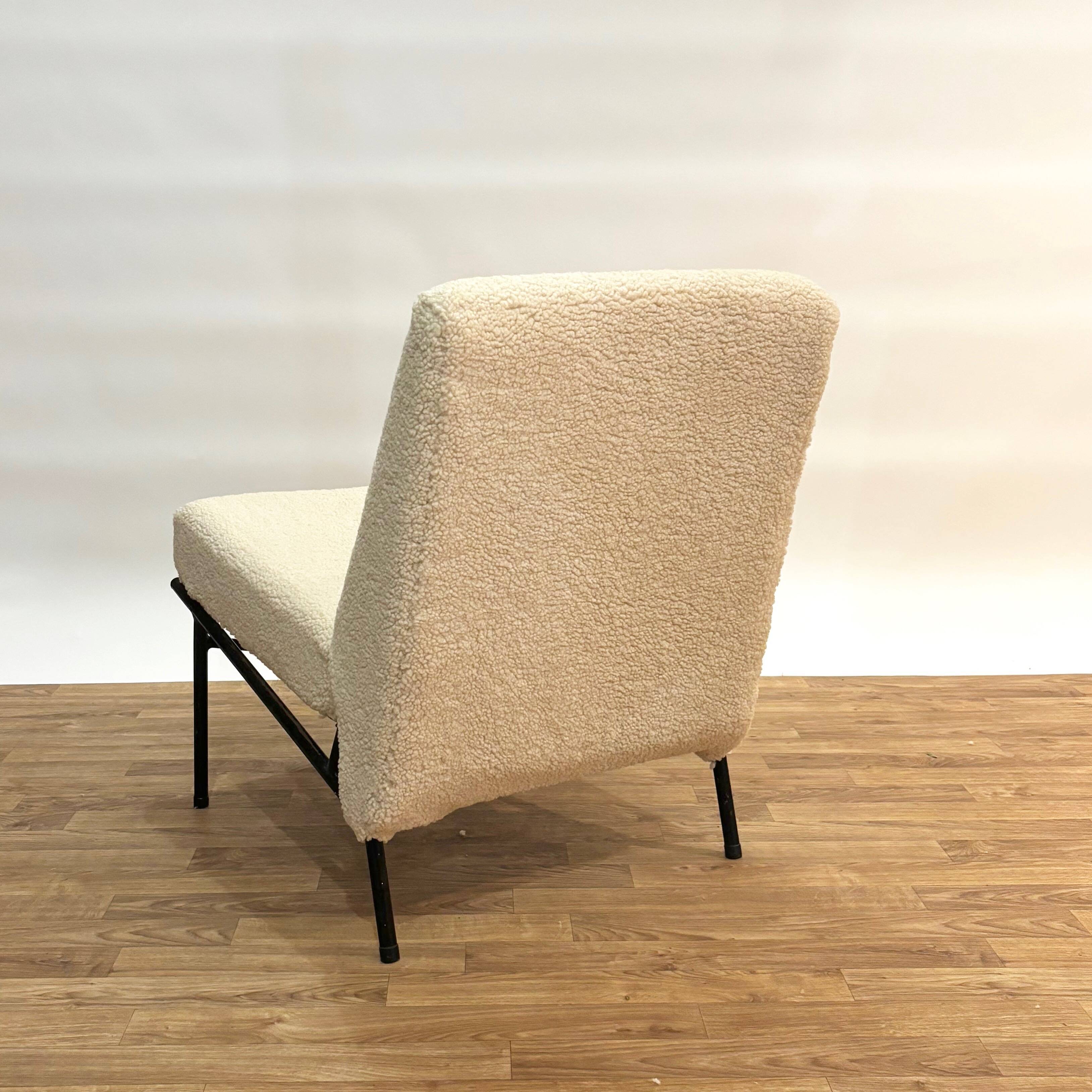 Pierre Guariche armchair for Airborne in white.