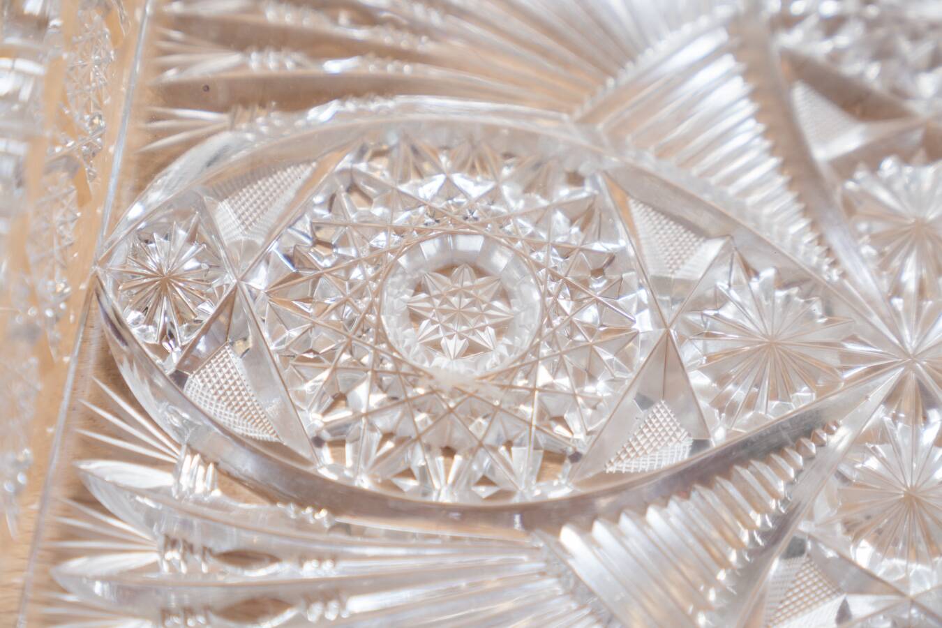 Square tray in Bohemian crystal, hand carved.