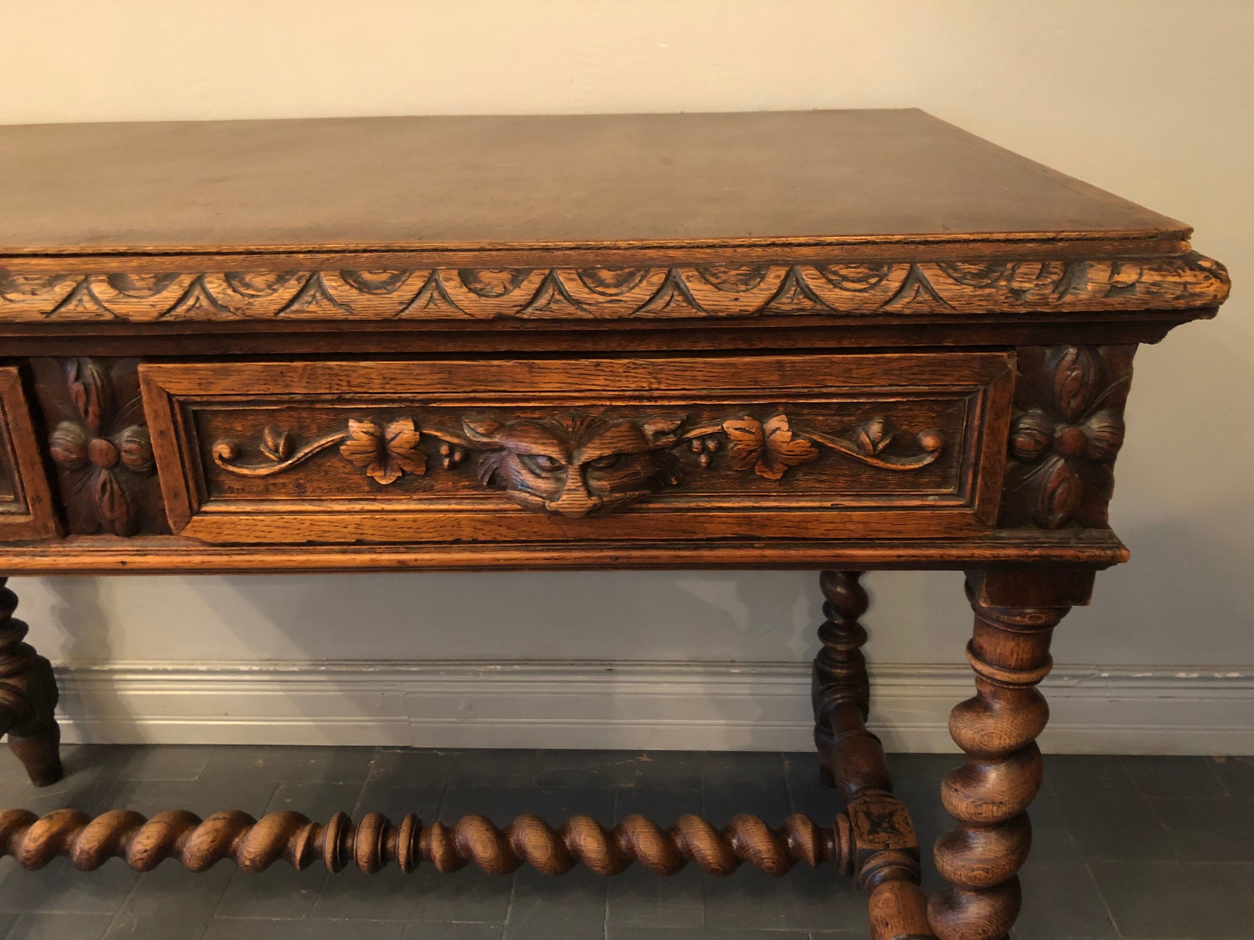 Bureau en bois sculpté