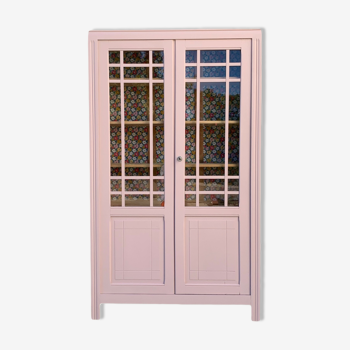 Armoire parisienne vitrée rose poudré