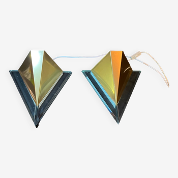 Paire d'appliques triangulaires postmodernes, métal doré et lucite, fin XX par Massive