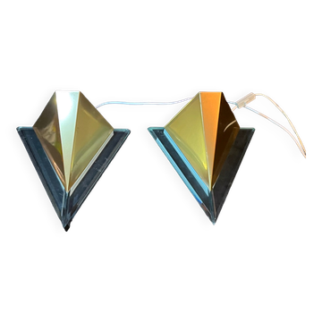 Paire d'appliques triangulaires postmodernes, métal doré et lucite, fin XX par Massive