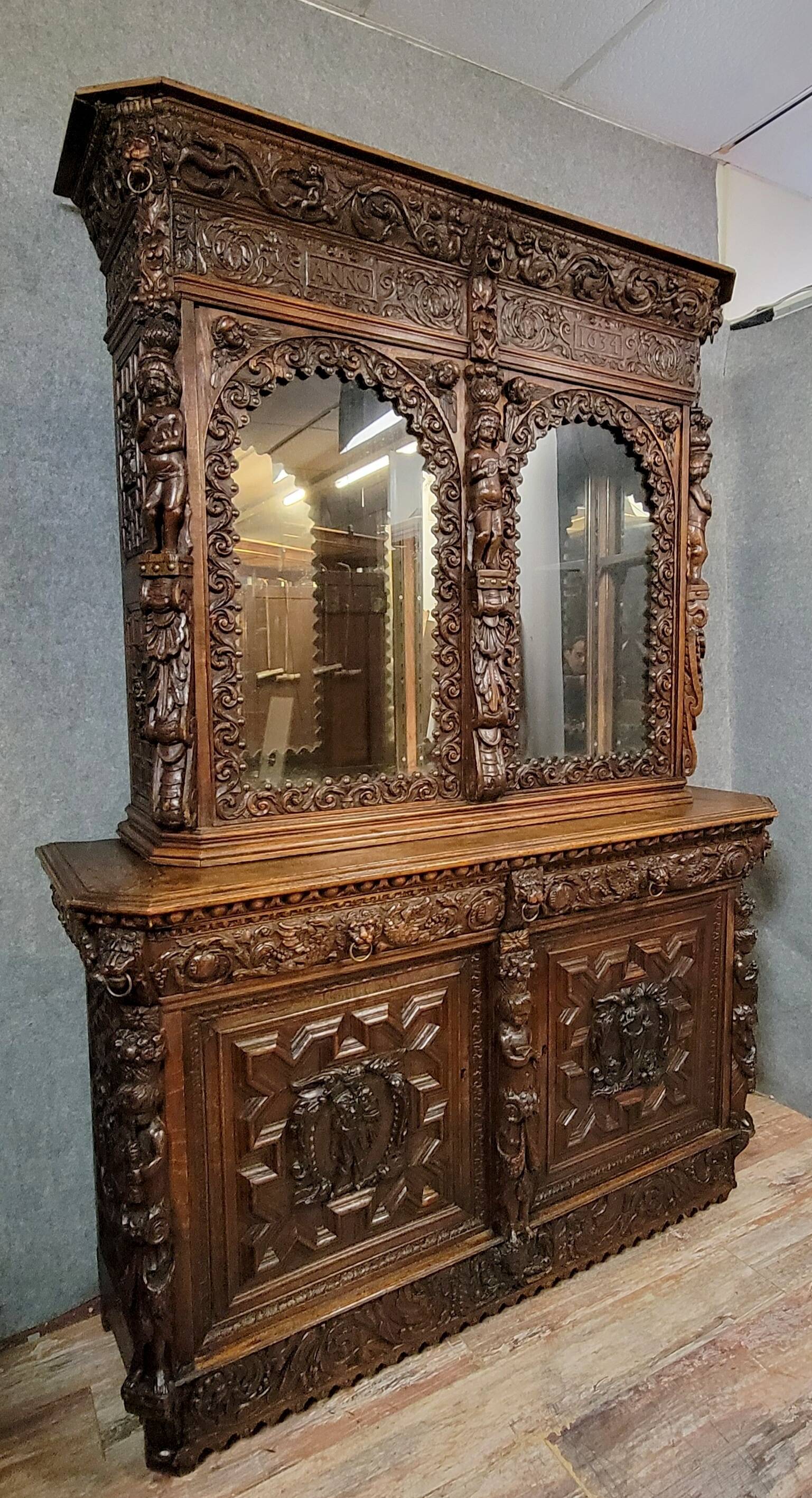 Buffet deux-corps style Renaissance Italienne en chene massif