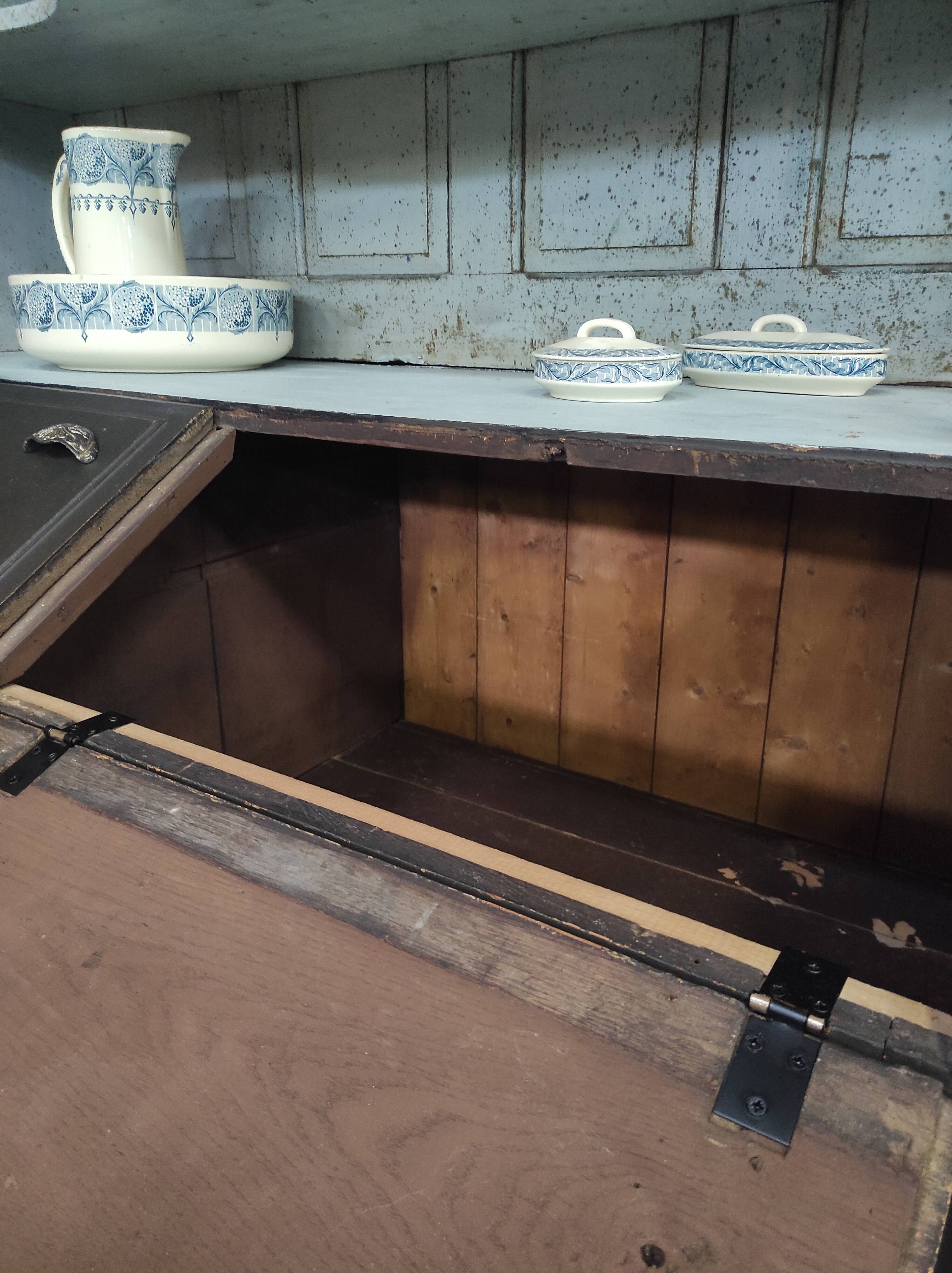 Buffet gris 1910 | Garde-manger ancien aux accents dorés