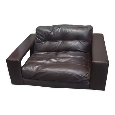 Fauteuil en cuir marron foncé de la maison steiner par le designer pascal daveluy modèle ranelagh