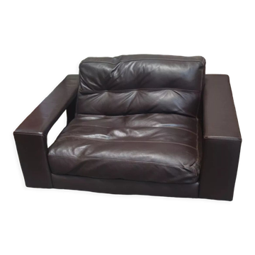 Fauteuil en cuir marron foncé de la maison steiner par le designer pascal daveluy modèle ranelagh