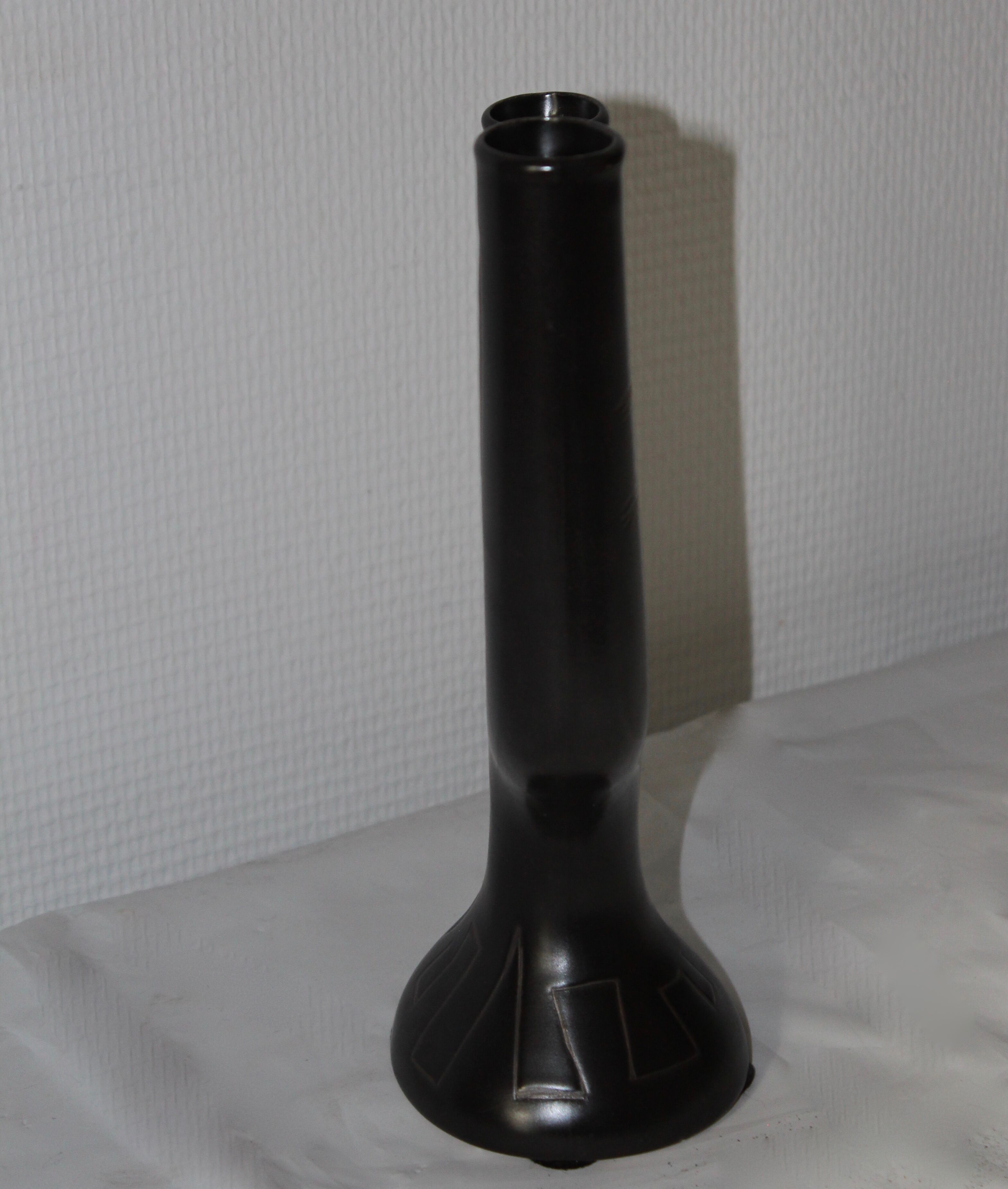 Black vase Revernay