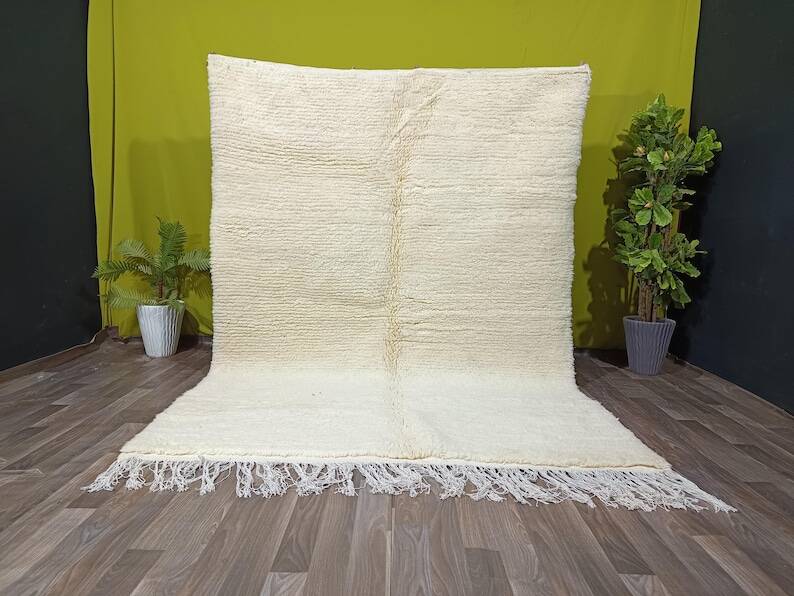 Simple Moroccan rug in natural wool, 250cm x 150cm