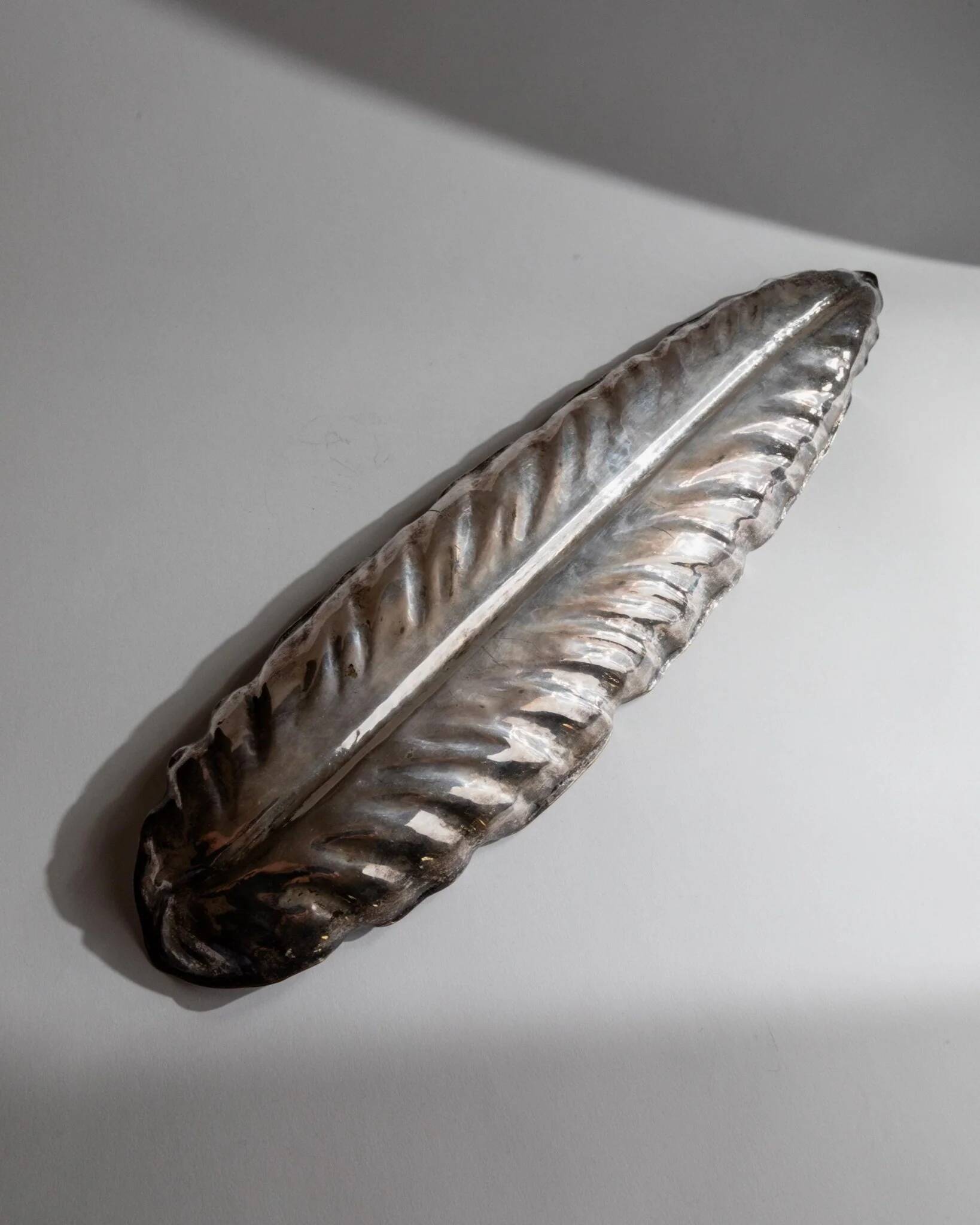 Large vintage bowl in the shape of a leaf in silver metal with gold details - Mid-Century design Italy 1970s
