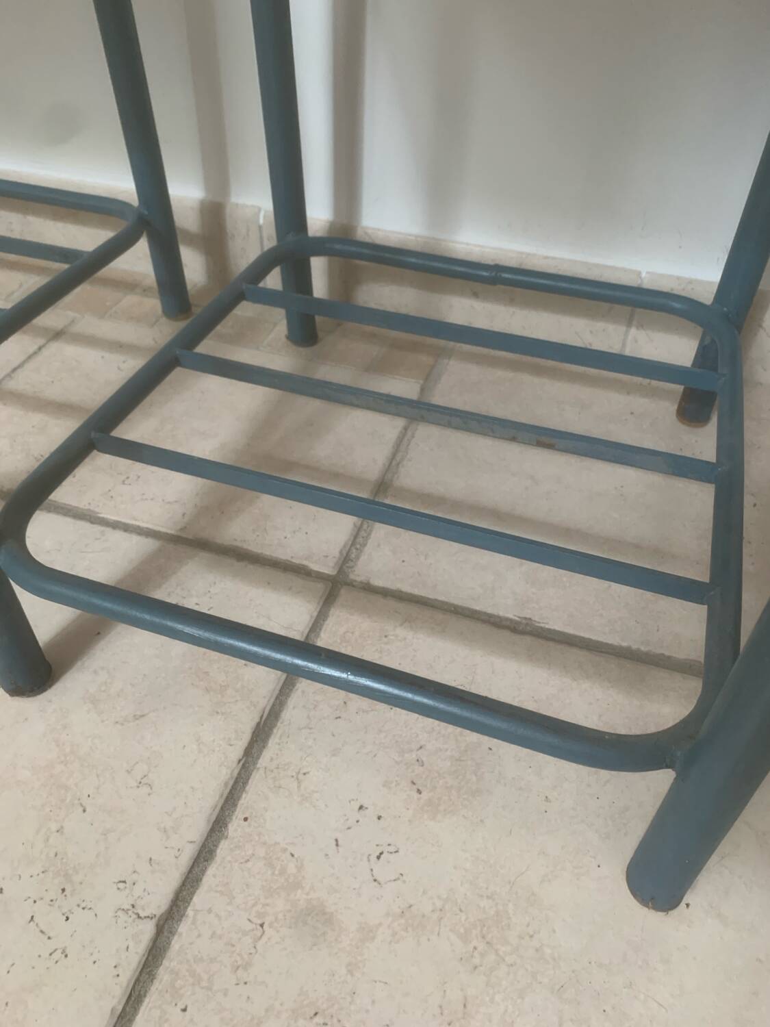 Paire de chaises, chevets d’internat vintage