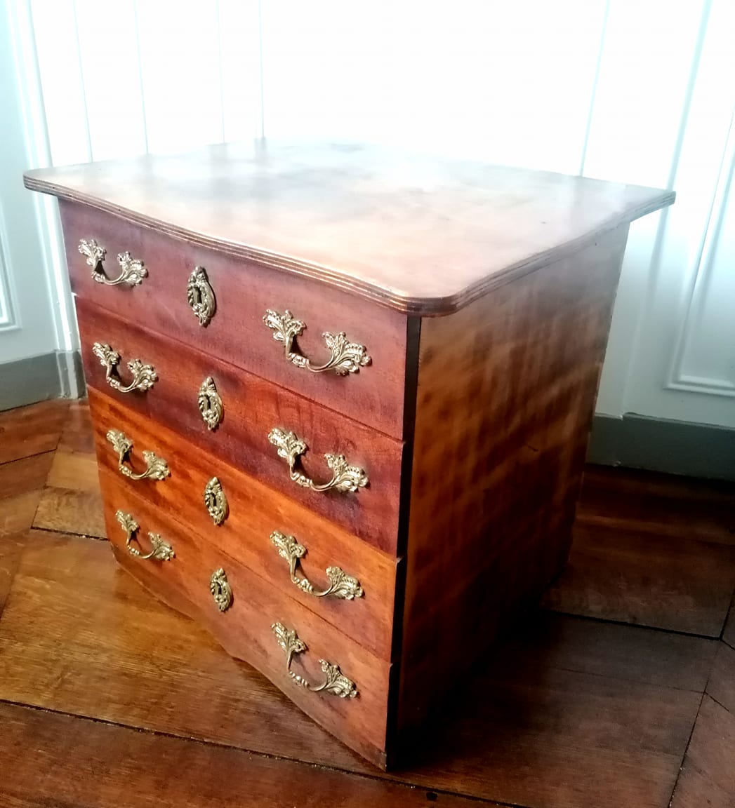 English-style chest of drawers