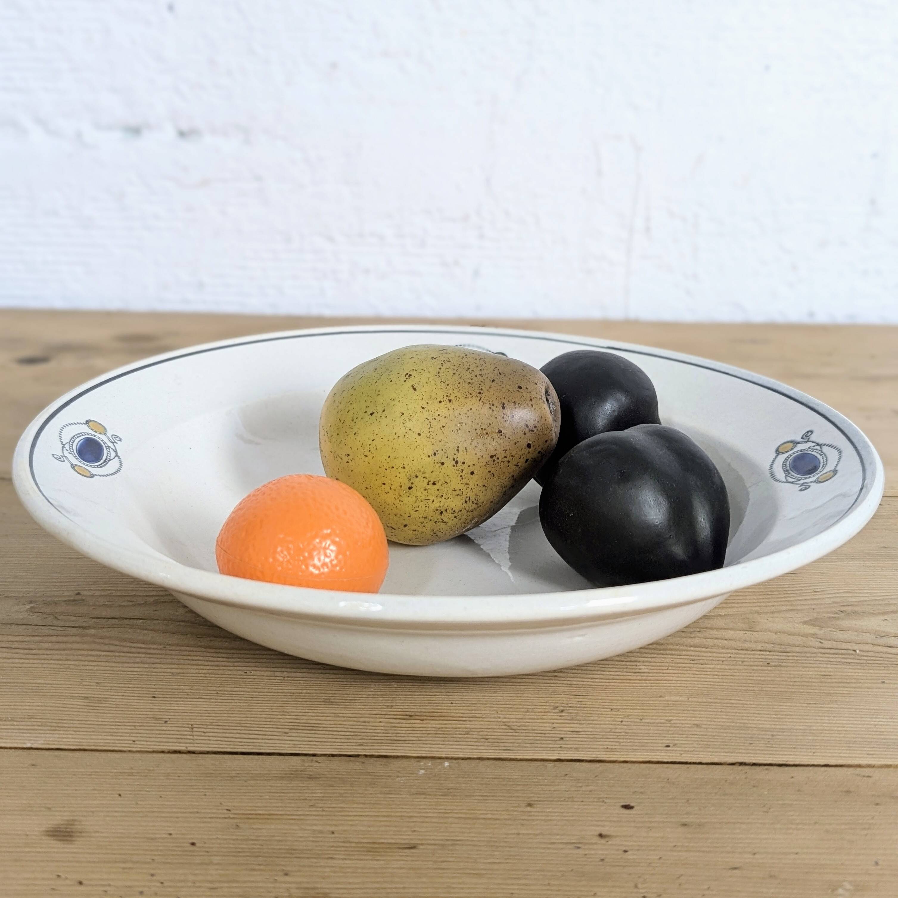 Shallow round plate Somain pottery – Java decoration