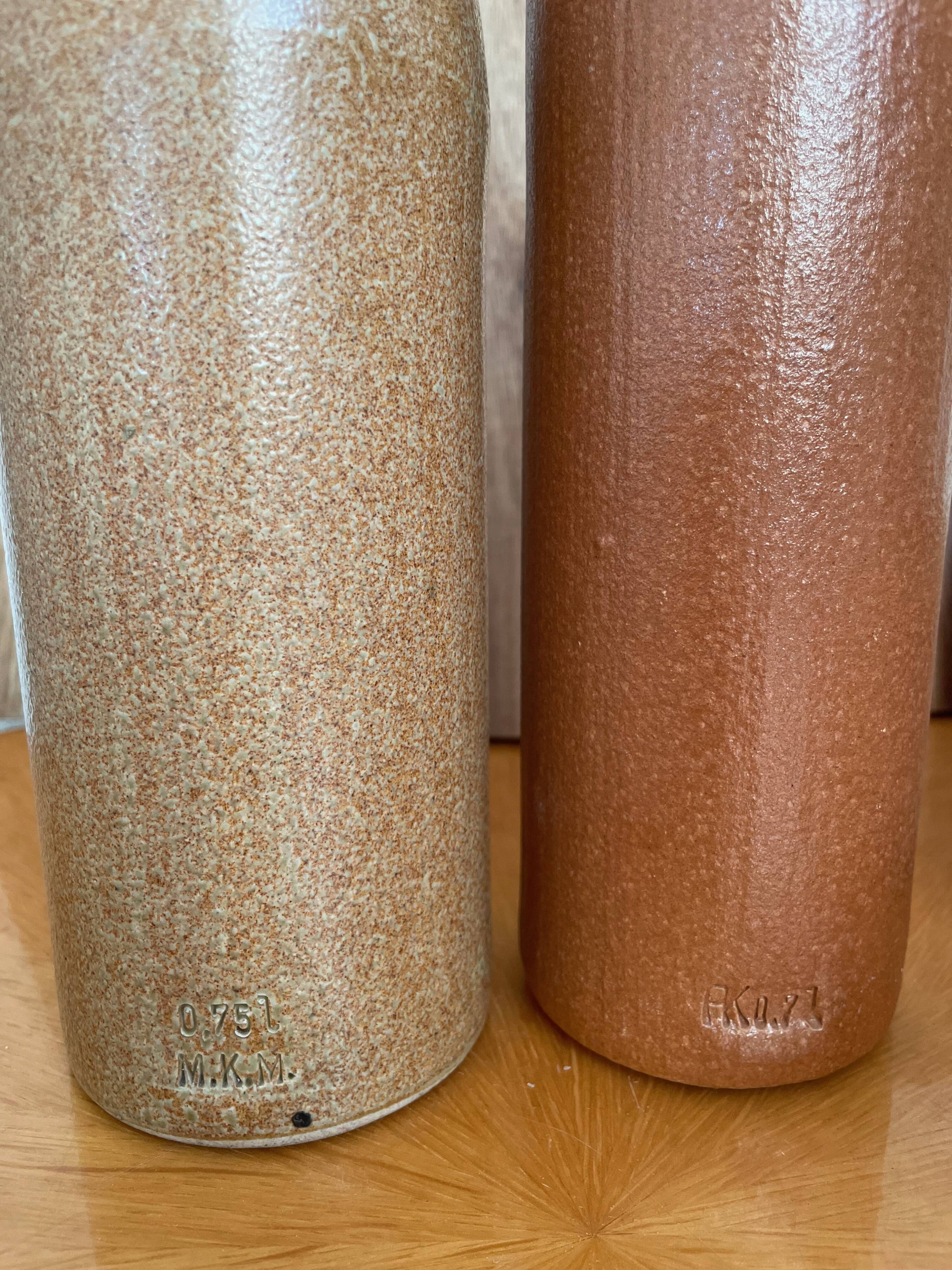 Lot de deux bouteilles en grès émaillé M.K.M vintage brun ocre