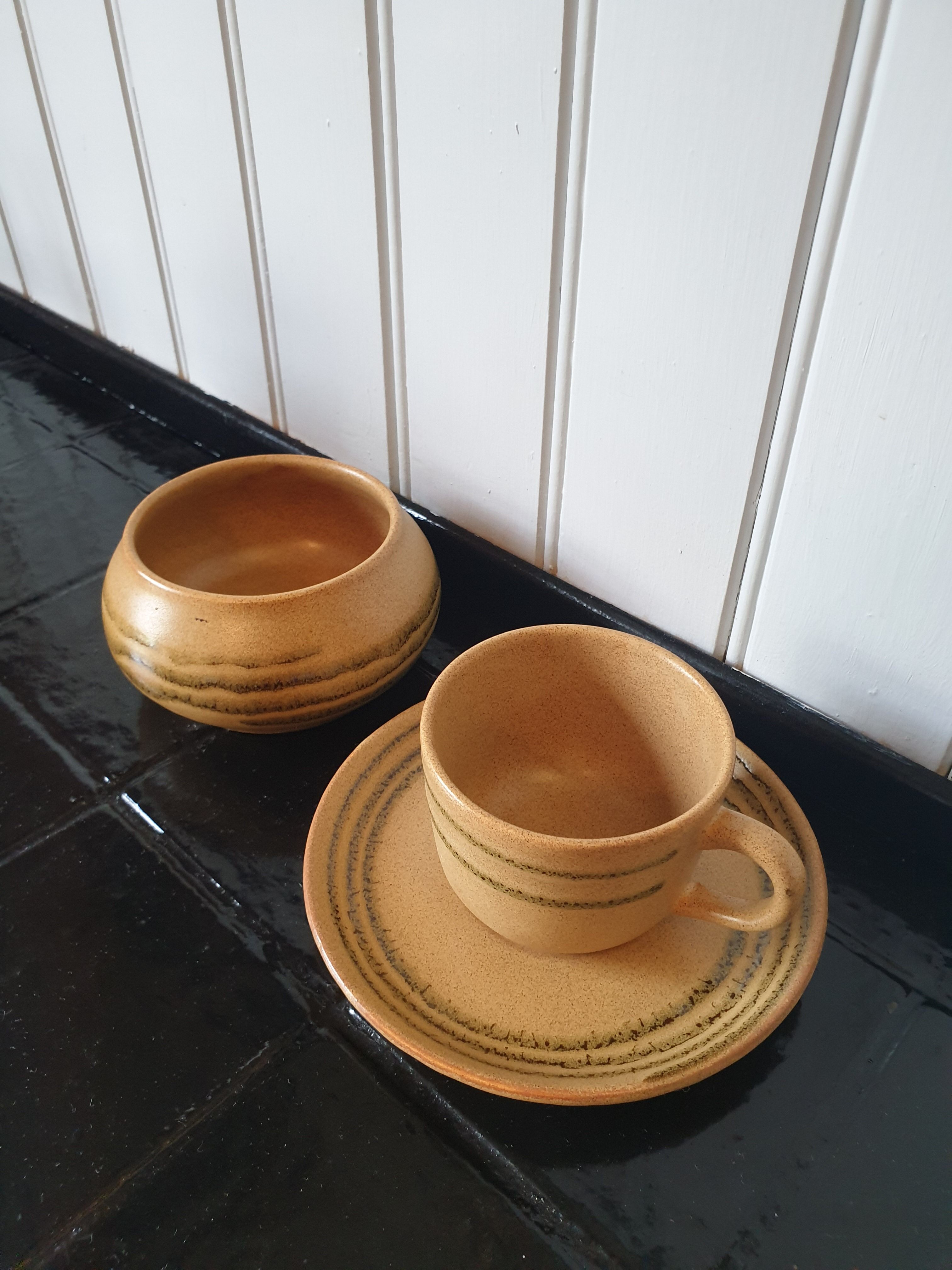 Set of 10 coffee cups with saucers and sandstone sugar