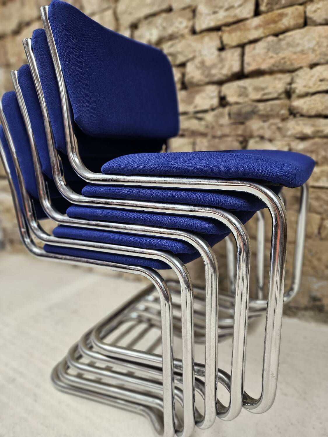 5 vintage tubular chairs in chrome metal and blue fabric