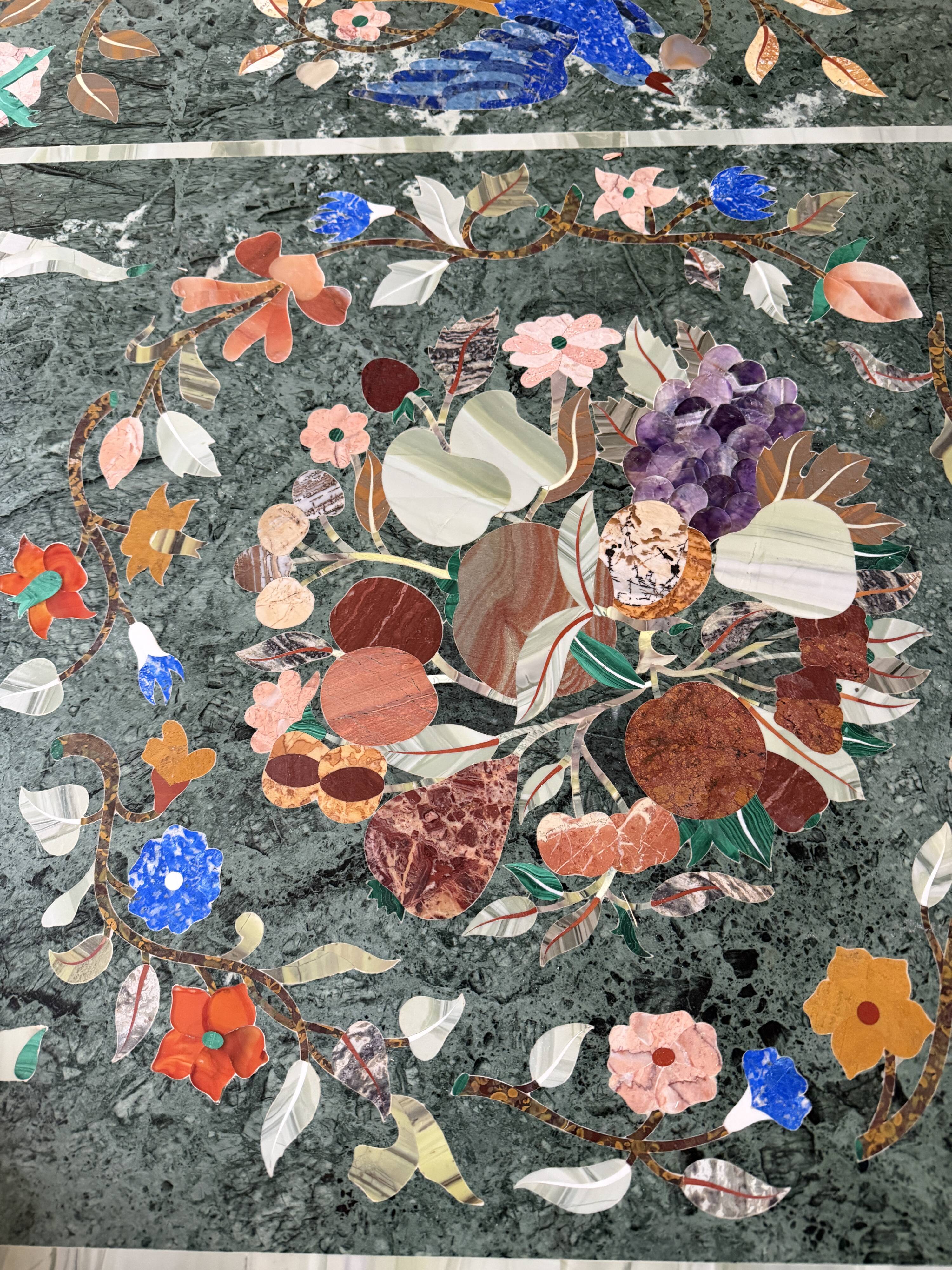 Table d’exception en marbre vert incrusté de pierres – Pietra Dura d’Agra