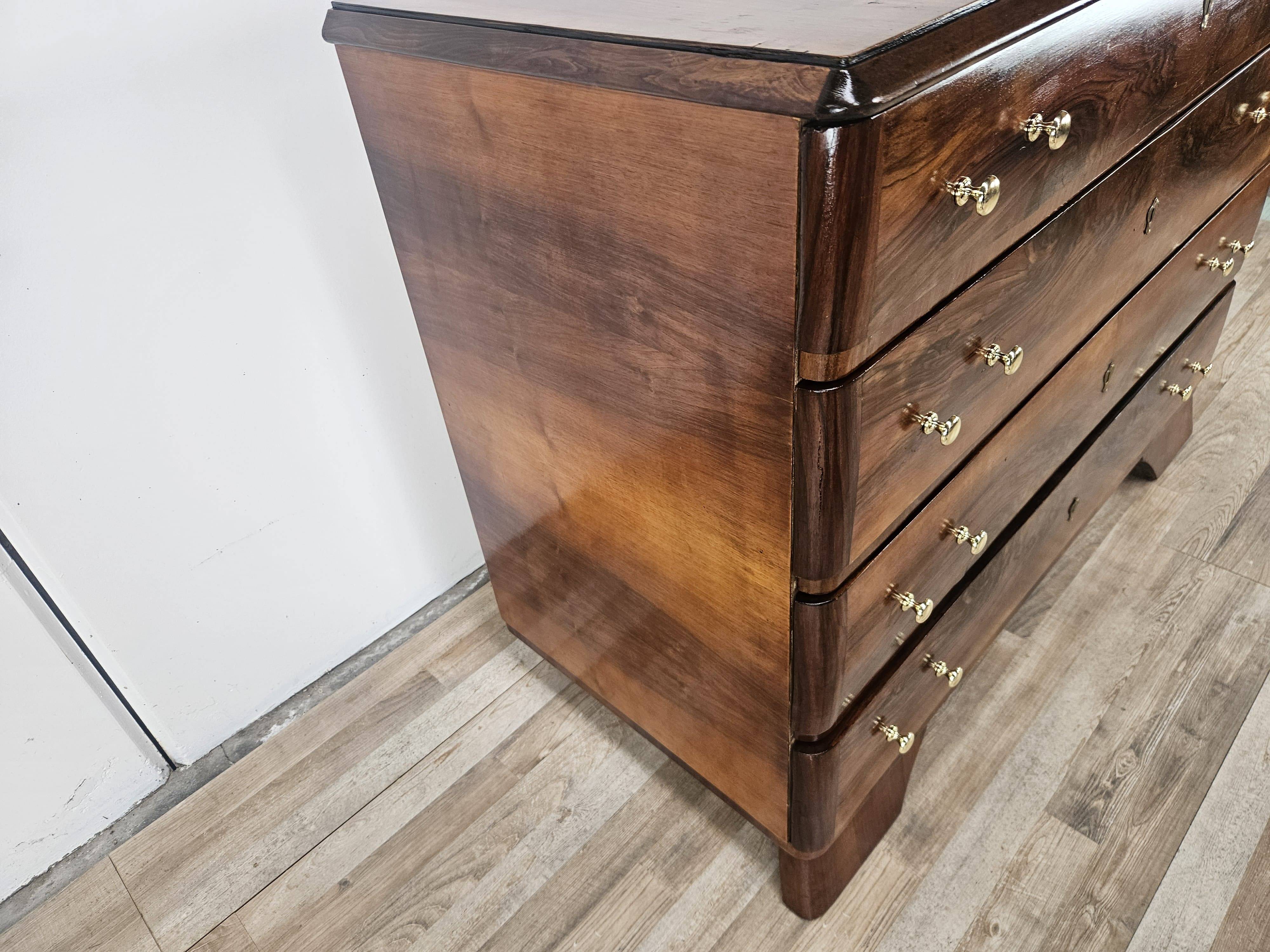 Commode Art Déco en noyer et laiton