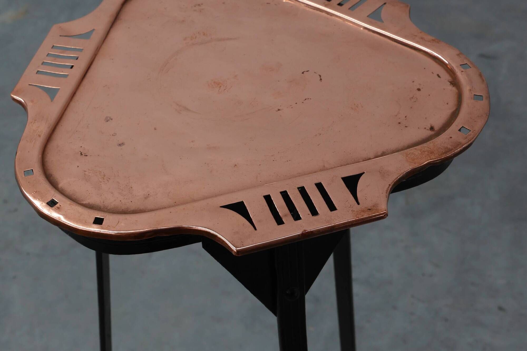 Table d'appoint Art Nouveau en métal et cuivre dans le style de Gustave Serrurier-Bovy